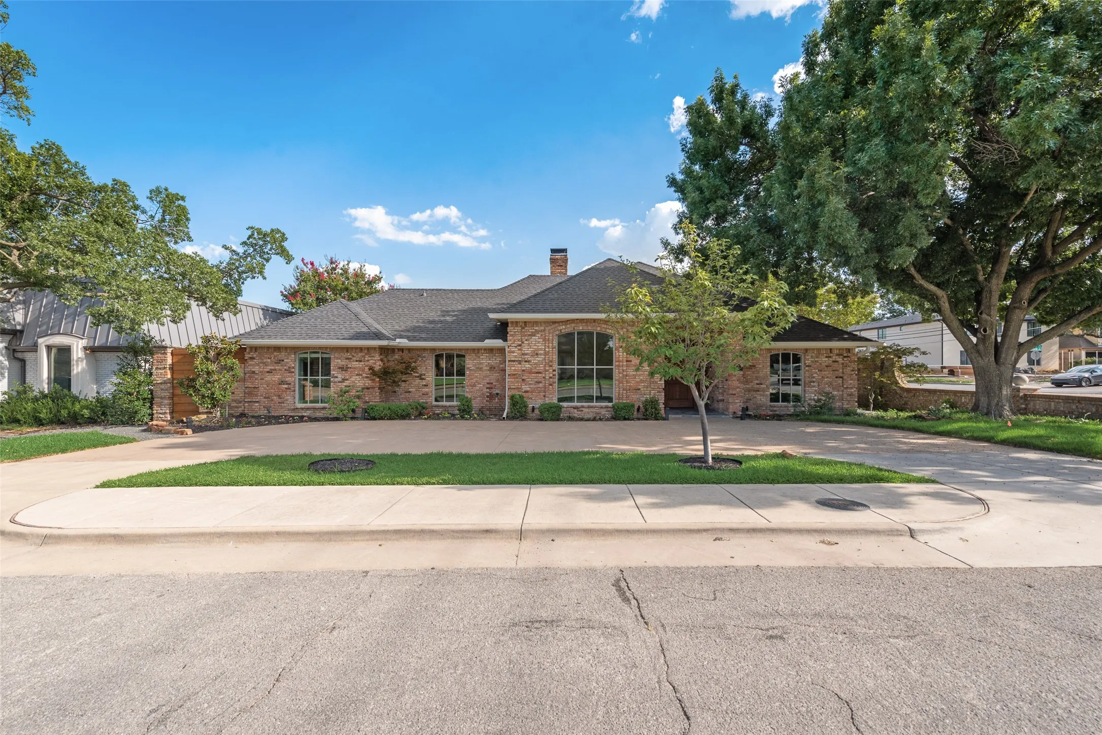 Single Family Residence For Sale in Dallas County , 6902 Deloache Avenue, Dallas, Texas 75225, 4 Bedroom, 3 Bathroom, 3 Garage spaces, 3,028 Sqft, built in 1979, mls#21325756, Real Estate Agent in Dallas, Homes For Sale in Dallas county, Homes For Sale in Dallas, Realtor in Dallas Texas, Real Estate Brokerage Independent Realty Texas, Luminita Cordes Realtor