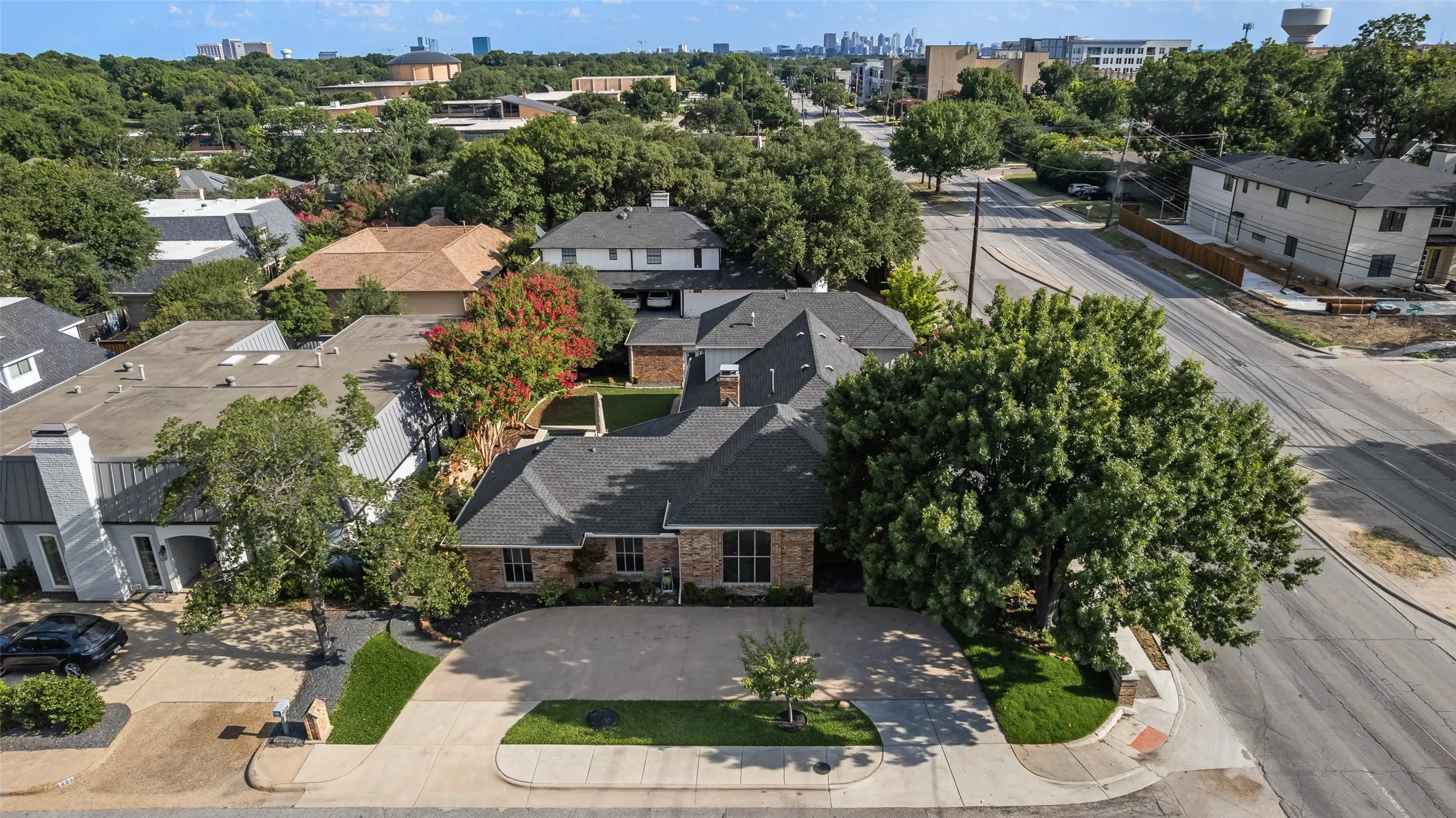 Single Family Residence For Sale in Dallas County , 6902 Deloache Avenue, Dallas, Texas 75225, 4 Bedroom, 3 Bathroom, 3 Garage spaces, 3,028 Sqft, built in 1979, mls#21325756, Real Estate Agent in Dallas, Homes For Sale in Dallas county, Homes For Sale in Dallas, Realtor in Dallas Texas, Real Estate Brokerage Independent Realty Texas, Luminita Cordes Realtor