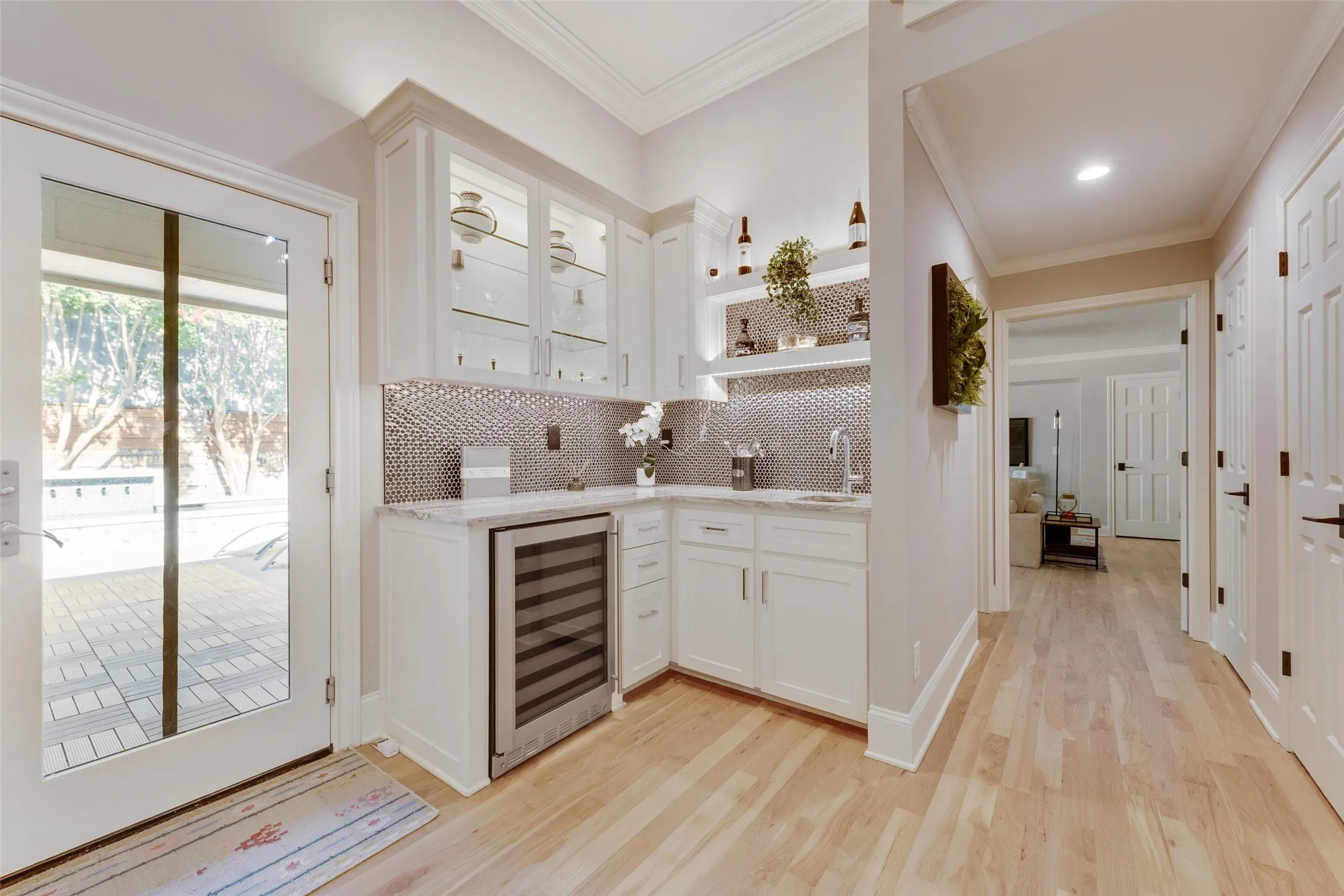 Single Family Residence For Sale in Dallas County , 6902 Deloache Avenue, Dallas, Texas 75225, 4 Bedroom, 3 Bathroom, 3 Garage spaces, 3,028 Sqft, built in 1979, mls#21325756, Real Estate Agent in Dallas, Homes For Sale in Dallas county, Homes For Sale in Dallas, Realtor in Dallas Texas, Real Estate Brokerage Independent Realty Texas, Luminita Cordes Realtor