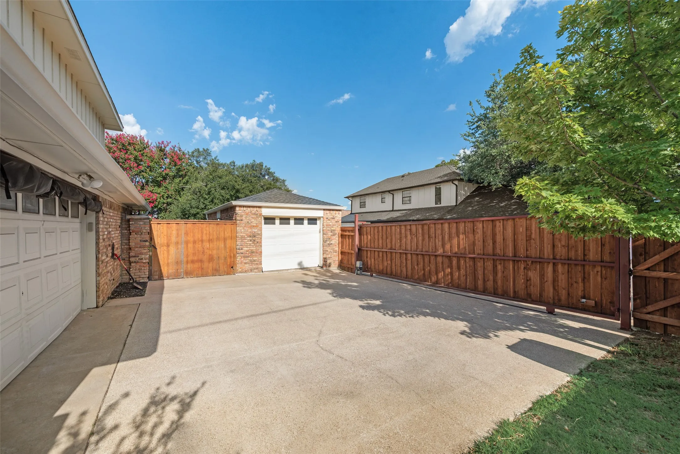 Single Family Residence For Sale in Dallas County , 6902 Deloache Avenue, Dallas, Texas 75225, 4 Bedroom, 3 Bathroom, 3 Garage spaces, 3,028 Sqft, built in 1979, mls#21325756, Real Estate Agent in Dallas, Homes For Sale in Dallas county, Homes For Sale in Dallas, Realtor in Dallas Texas, Real Estate Brokerage Independent Realty Texas, Luminita Cordes Realtor