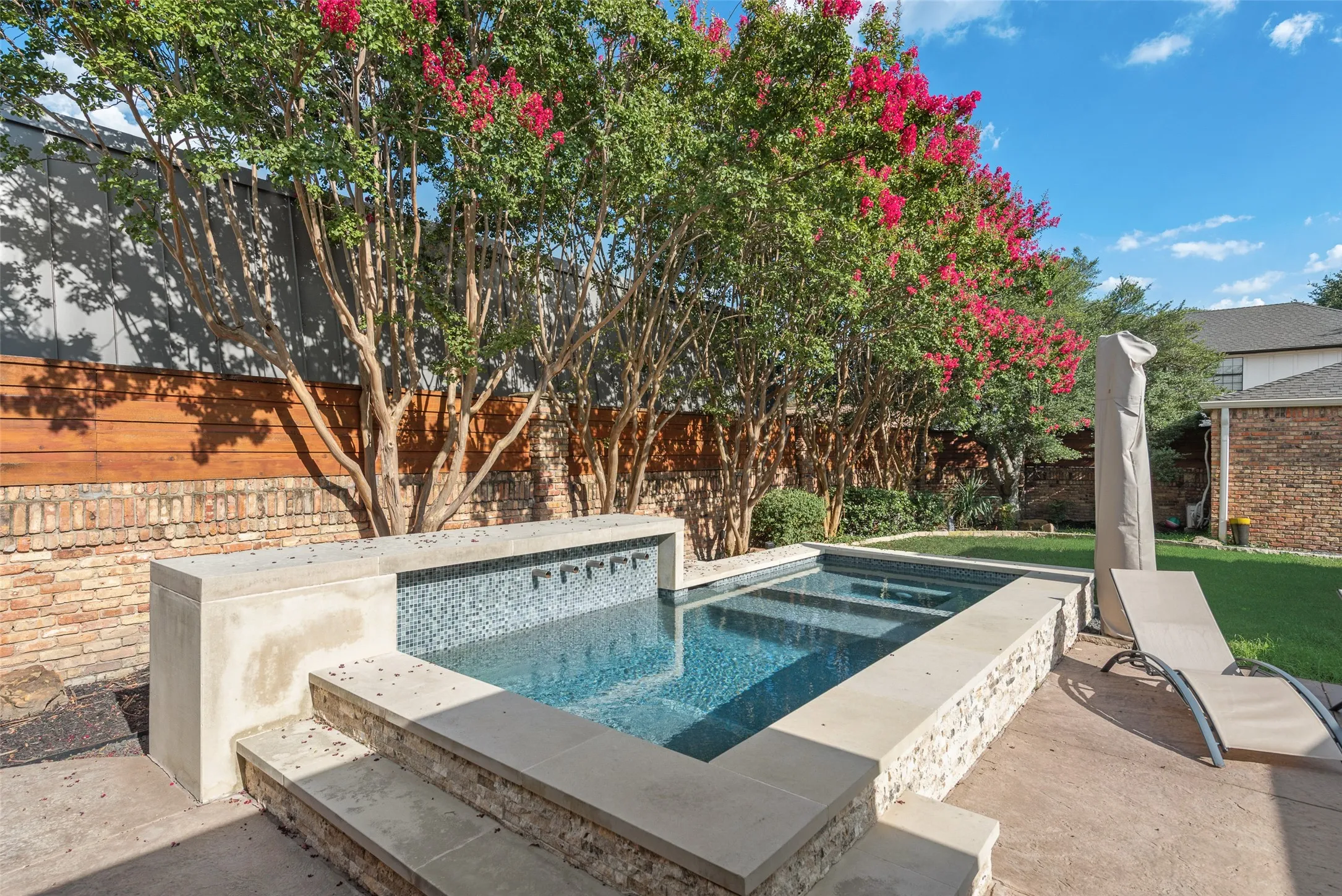 Single Family Residence For Sale in Dallas County , 6902 Deloache Avenue, Dallas, Texas 75225, 4 Bedroom, 3 Bathroom, 3 Garage spaces, 3,028 Sqft, built in 1979, mls#21325756, Real Estate Agent in Dallas, Homes For Sale in Dallas county, Homes For Sale in Dallas, Realtor in Dallas Texas, Real Estate Brokerage Independent Realty Texas, Luminita Cordes Realtor