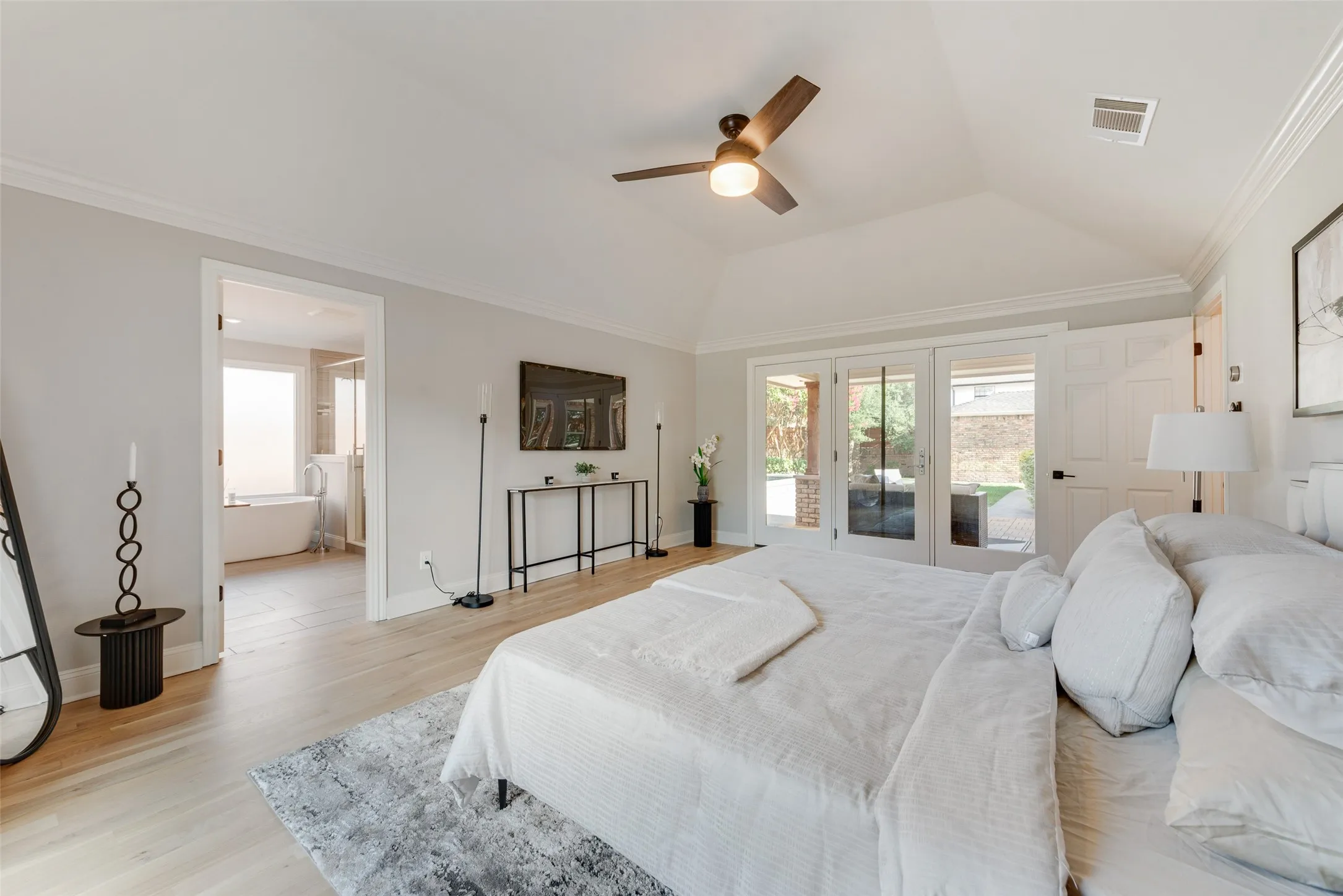 Single Family Residence For Sale in Dallas County , 6902 Deloache Avenue, Dallas, Texas 75225, 4 Bedroom, 3 Bathroom, 3 Garage spaces, 3,028 Sqft, built in 1979, mls#21325756, Real Estate Agent in Dallas, Homes For Sale in Dallas county, Homes For Sale in Dallas, Realtor in Dallas Texas, Real Estate Brokerage Independent Realty Texas, Luminita Cordes Realtor