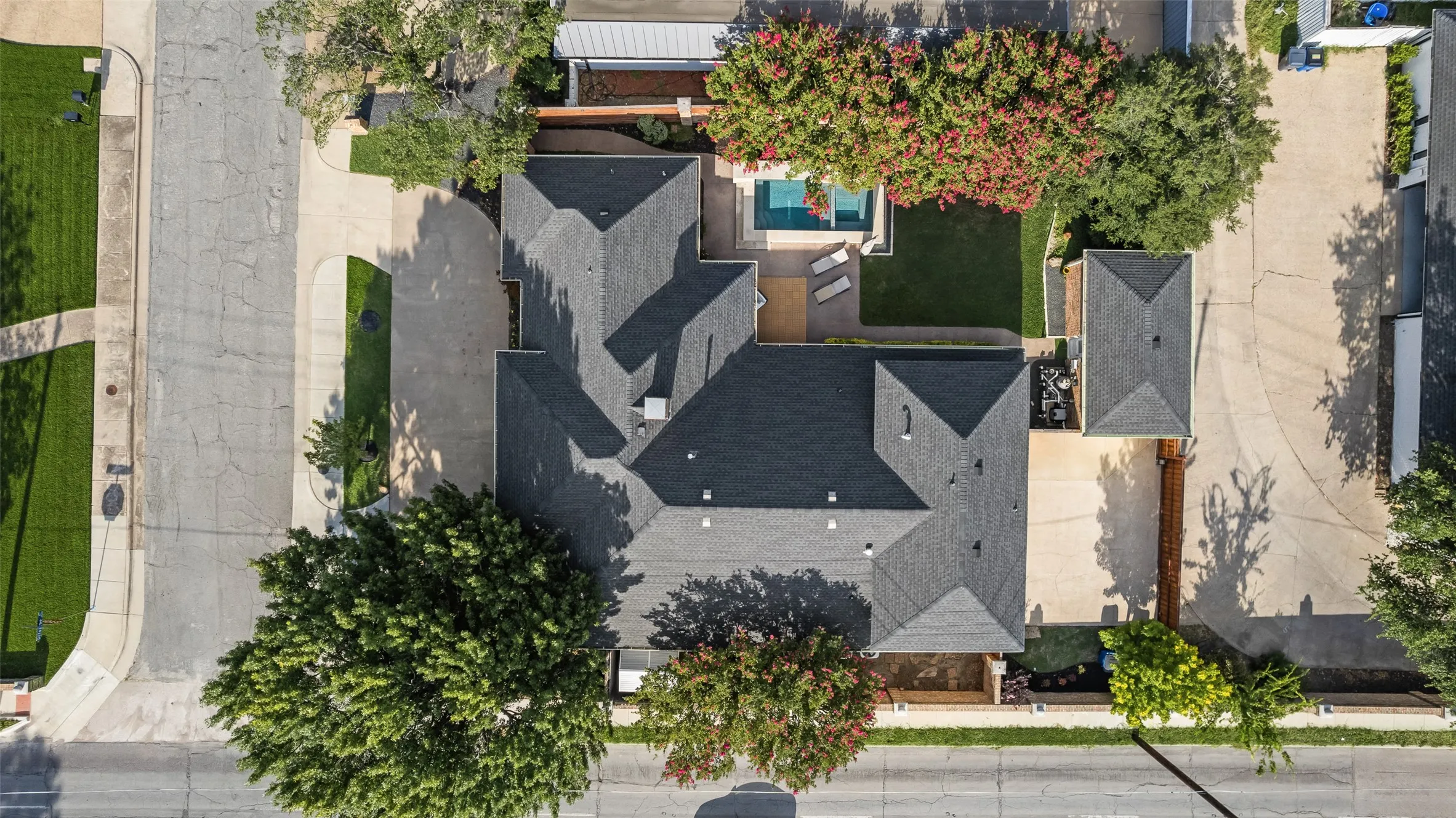 Single Family Residence For Sale in Dallas County , 6902 Deloache Avenue, Dallas, Texas 75225, 4 Bedroom, 3 Bathroom, 3 Garage spaces, 3,028 Sqft, built in 1979, mls#21325756, Real Estate Agent in Dallas, Homes For Sale in Dallas county, Homes For Sale in Dallas, Realtor in Dallas Texas, Real Estate Brokerage Independent Realty Texas, Luminita Cordes Realtor