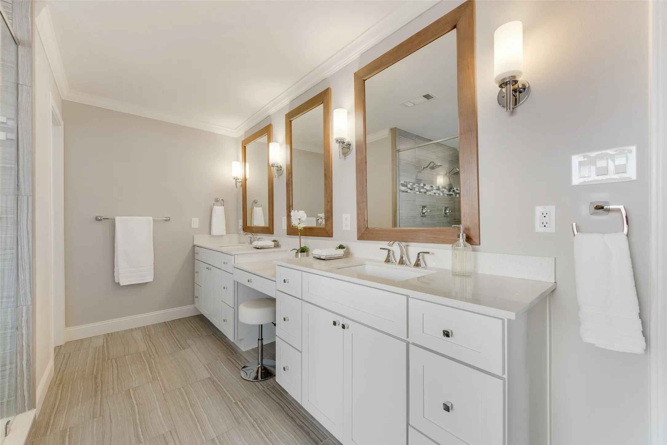 Single Family Residence For Sale in Dallas County , 6902 Deloache Avenue, Dallas, Texas 75225, 4 Bedroom, 3 Bathroom, 3 Garage spaces, 3,028 Sqft, built in 1979, mls#21325756, Real Estate Agent in Dallas, Homes For Sale in Dallas county, Homes For Sale in Dallas, Realtor in Dallas Texas, Real Estate Brokerage Independent Realty Texas, Luminita Cordes Realtor