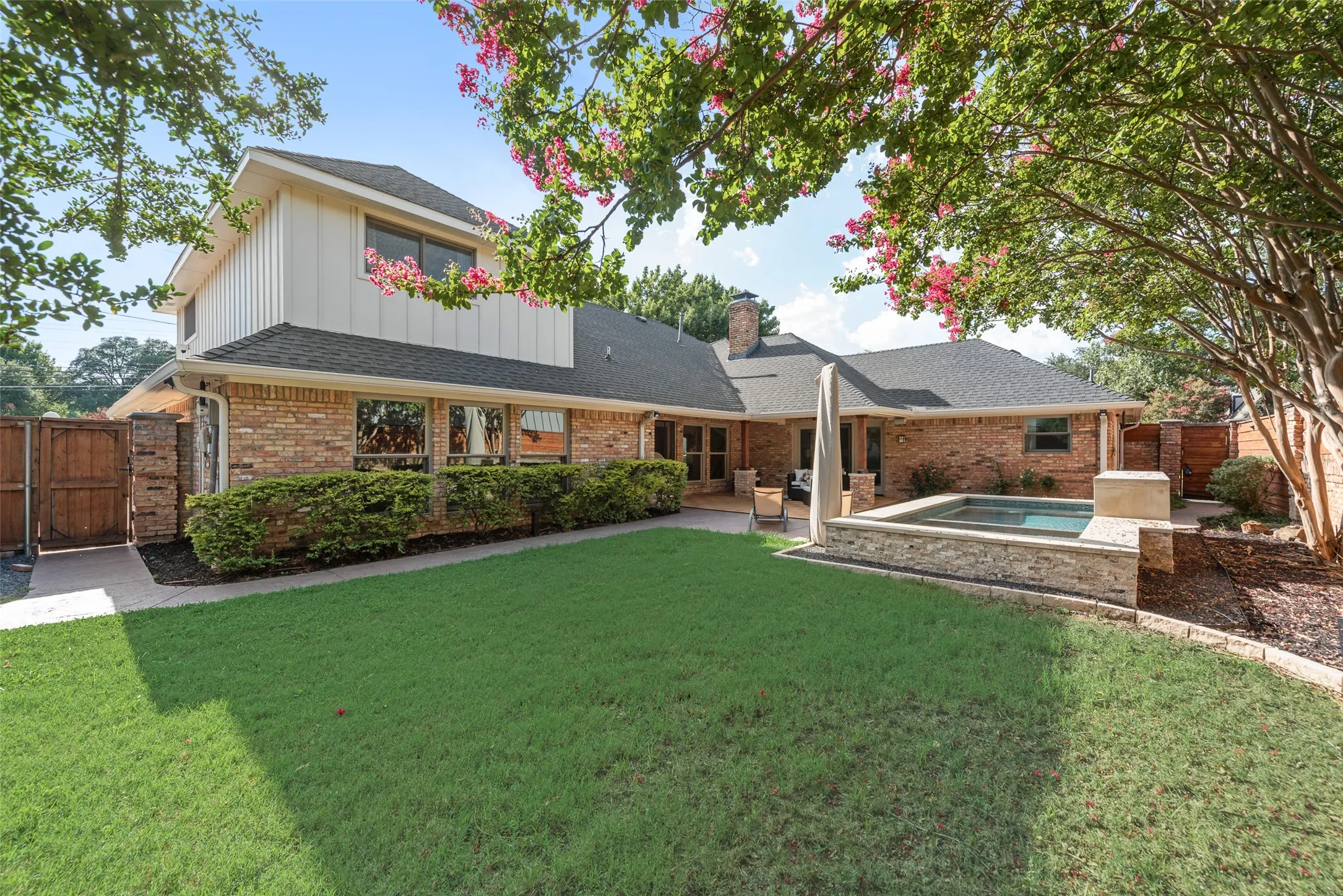 Single Family Residence For Sale in Dallas County , 6902 Deloache Avenue, Dallas, Texas 75225, 4 Bedroom, 3 Bathroom, 3 Garage spaces, 3,028 Sqft, built in 1979, mls#21325756, Real Estate Agent in Dallas, Homes For Sale in Dallas county, Homes For Sale in Dallas, Realtor in Dallas Texas, Real Estate Brokerage Independent Realty Texas, Luminita Cordes Realtor