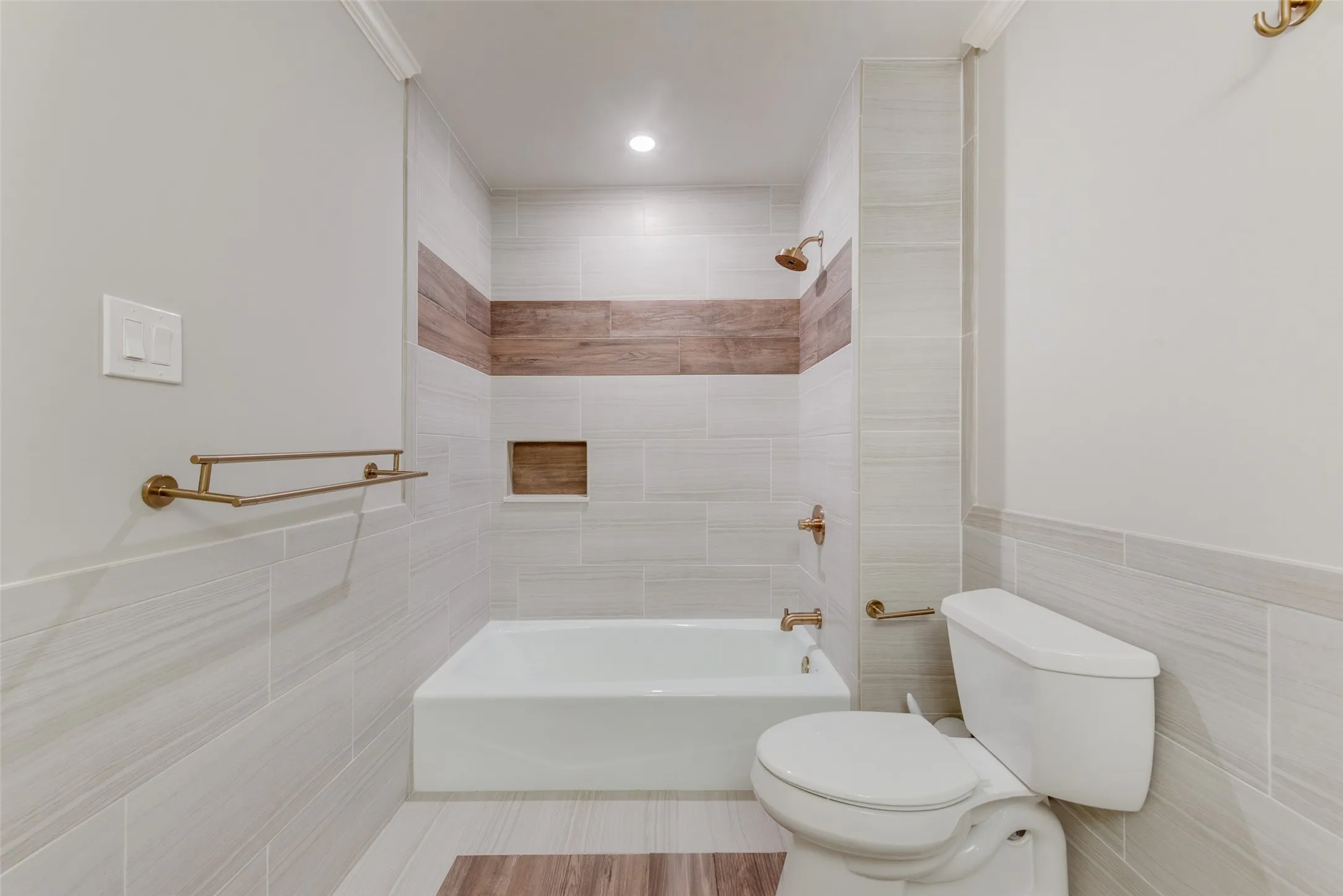 Single Family Residence For Sale in Dallas County , 6902 Deloache Avenue, Dallas, Texas 75225, 4 Bedroom, 3 Bathroom, 3 Garage spaces, 3,028 Sqft, built in 1979, mls#21325756, Real Estate Agent in Dallas, Homes For Sale in Dallas county, Homes For Sale in Dallas, Realtor in Dallas Texas, Real Estate Brokerage Independent Realty Texas, Luminita Cordes Realtor