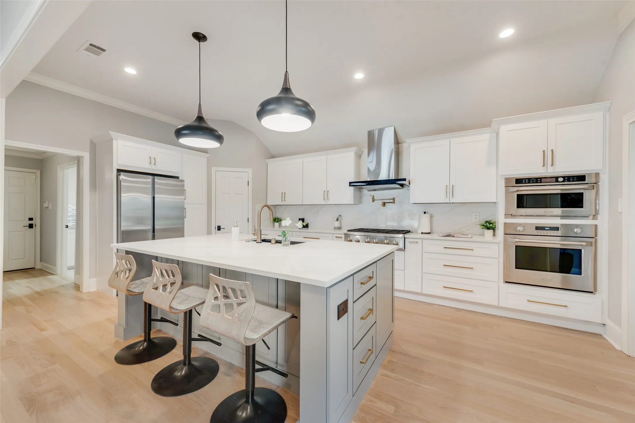Single Family Residence For Sale in Dallas County , 6902 Deloache Avenue, Dallas, Texas 75225, 4 Bedroom, 3 Bathroom, 3 Garage spaces, 3,028 Sqft, built in 1979, mls#21325756, Real Estate Agent in Dallas, Homes For Sale in Dallas county, Homes For Sale in Dallas, Realtor in Dallas Texas, Real Estate Brokerage Independent Realty Texas, Luminita Cordes Realtor