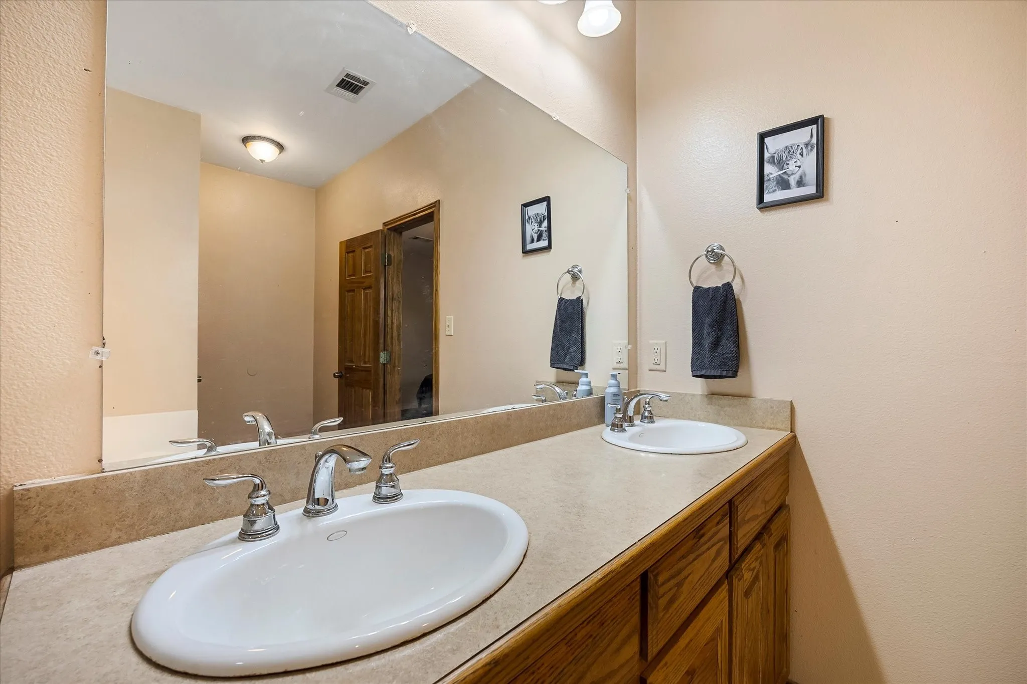 Single Family Residence For Sale in Hunt County , 2210 County Road 1076, Celeste, Texas 75423, 3 Bedroom, 2 Bathroom, 1 Garage spaces, 1,800 Sqft, built in 2008, mls#21326595, Real Estate Agent in Celeste, Homes For Sale in Hunt county, Homes For Sale in Celeste, Realtor in Celeste Texas, Real Estate Brokerage Independent Realty Texas, Luminita Cordes Realtor
