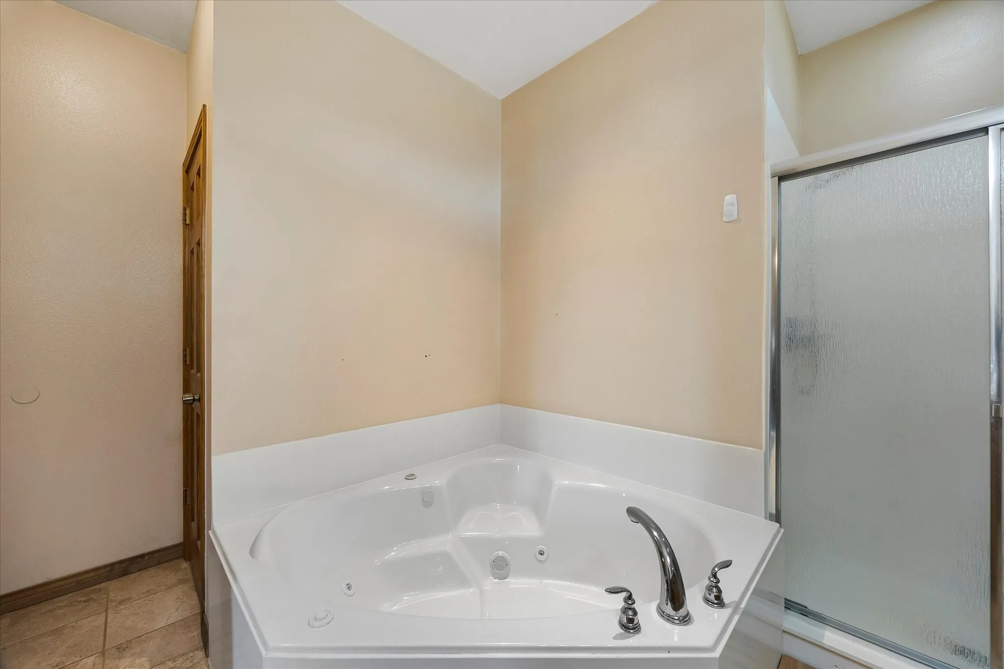 Single Family Residence For Sale in Hunt County , 2210 County Road 1076, Celeste, Texas 75423, 3 Bedroom, 2 Bathroom, 1 Garage spaces, 1,800 Sqft, built in 2008, mls#21326595, Real Estate Agent in Celeste, Homes For Sale in Hunt county, Homes For Sale in Celeste, Realtor in Celeste Texas, Real Estate Brokerage Independent Realty Texas, Luminita Cordes Realtor