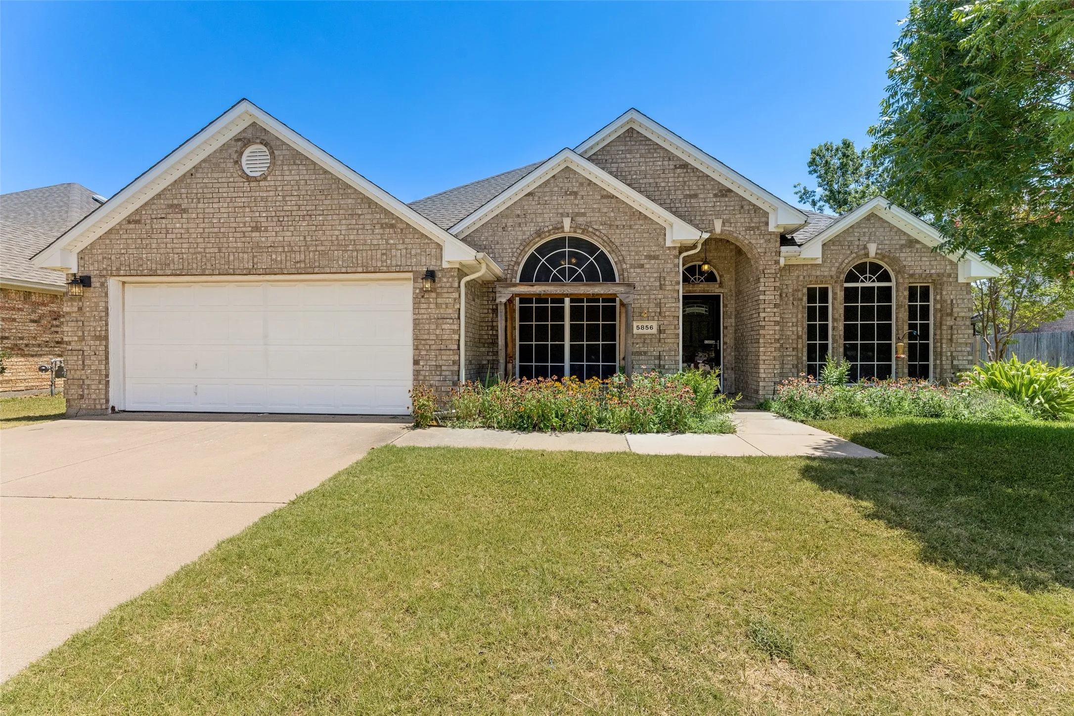 Single Family Residence For Sale in Tarrant County , 5856 Echo Bluff Drive, Haltom City, Texas 76137, 4 Bedrooms, 2 Bathrooms, 2 Garage spaces, 2,480 Sqft, built in 1996, Price $374,900, mls#21326596, Real Estate Agent in Haltom City, Homes For Sale in Tarrant county, Homes For Sale in Haltom City, Realtor in Haltom City Texas, Real Estate Brokerage Independent Realty Texas, Luminita Cordes Realtor
