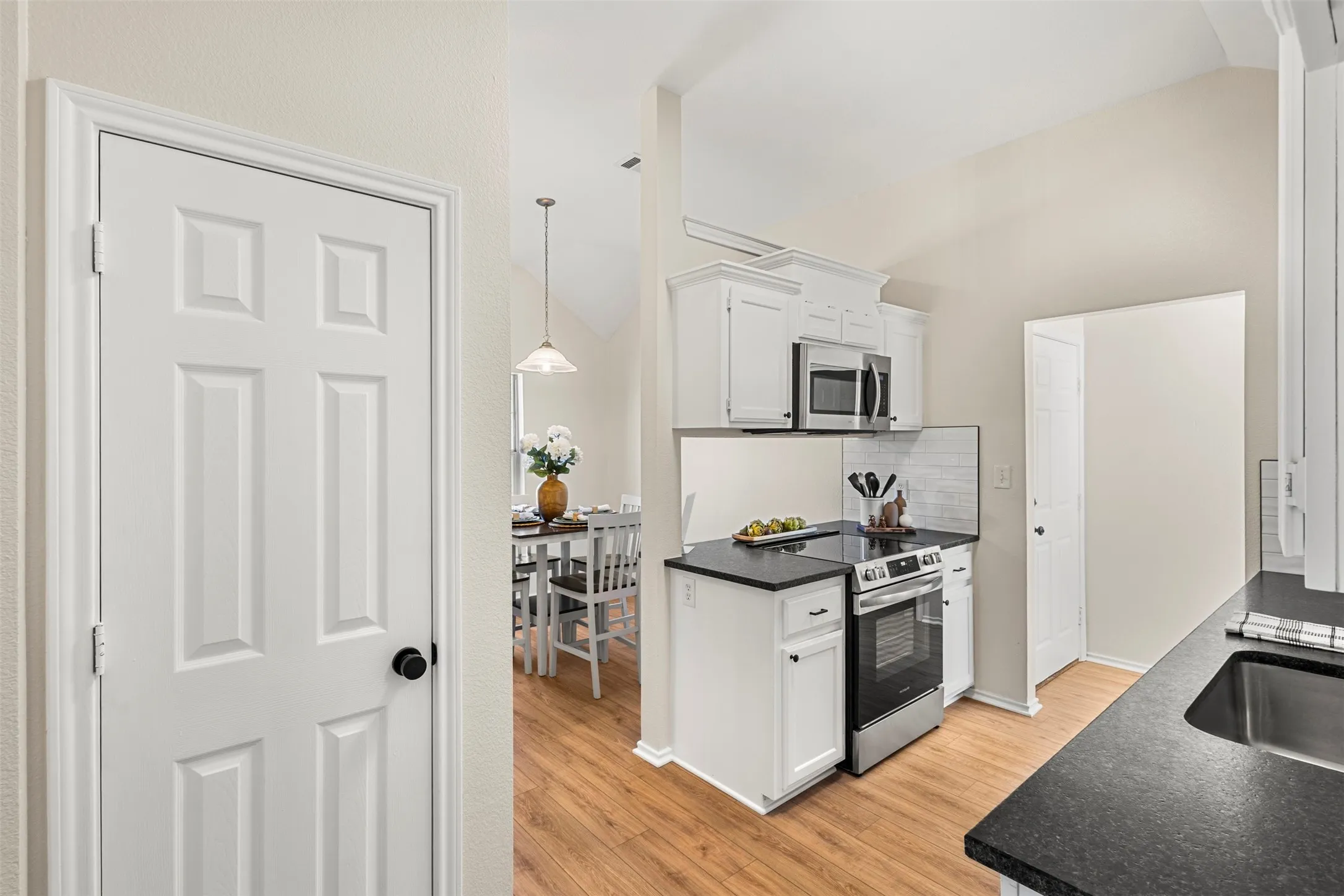 Single Family Residence For Sale in Ellis County , 620 Brenna Road, Waxahachie, Texas 75165, 3 Bedroom, 2 Bathroom, 1 Garage spaces, 1,244 Sqft, built in 2003, mls#21299350, Real Estate Agent in Waxahachie, Homes For Sale in Ellis county, Homes For Sale in Waxahachie, Realtor in Waxahachie Texas, Real Estate Brokerage Independent Realty Texas, Luminita Cordes Realtor