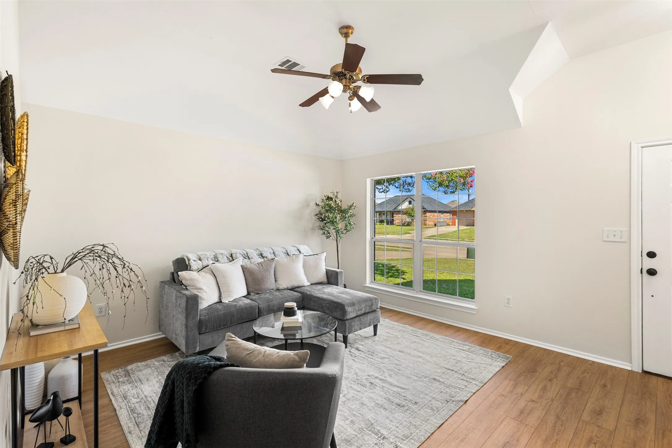 Single Family Residence For Sale in Ellis County , 620 Brenna Road, Waxahachie, Texas 75165, 3 Bedroom, 2 Bathroom, 1 Garage spaces, 1,244 Sqft, built in 2003, mls#21299350, Real Estate Agent in Waxahachie, Homes For Sale in Ellis county, Homes For Sale in Waxahachie, Realtor in Waxahachie Texas, Real Estate Brokerage Independent Realty Texas, Luminita Cordes Realtor