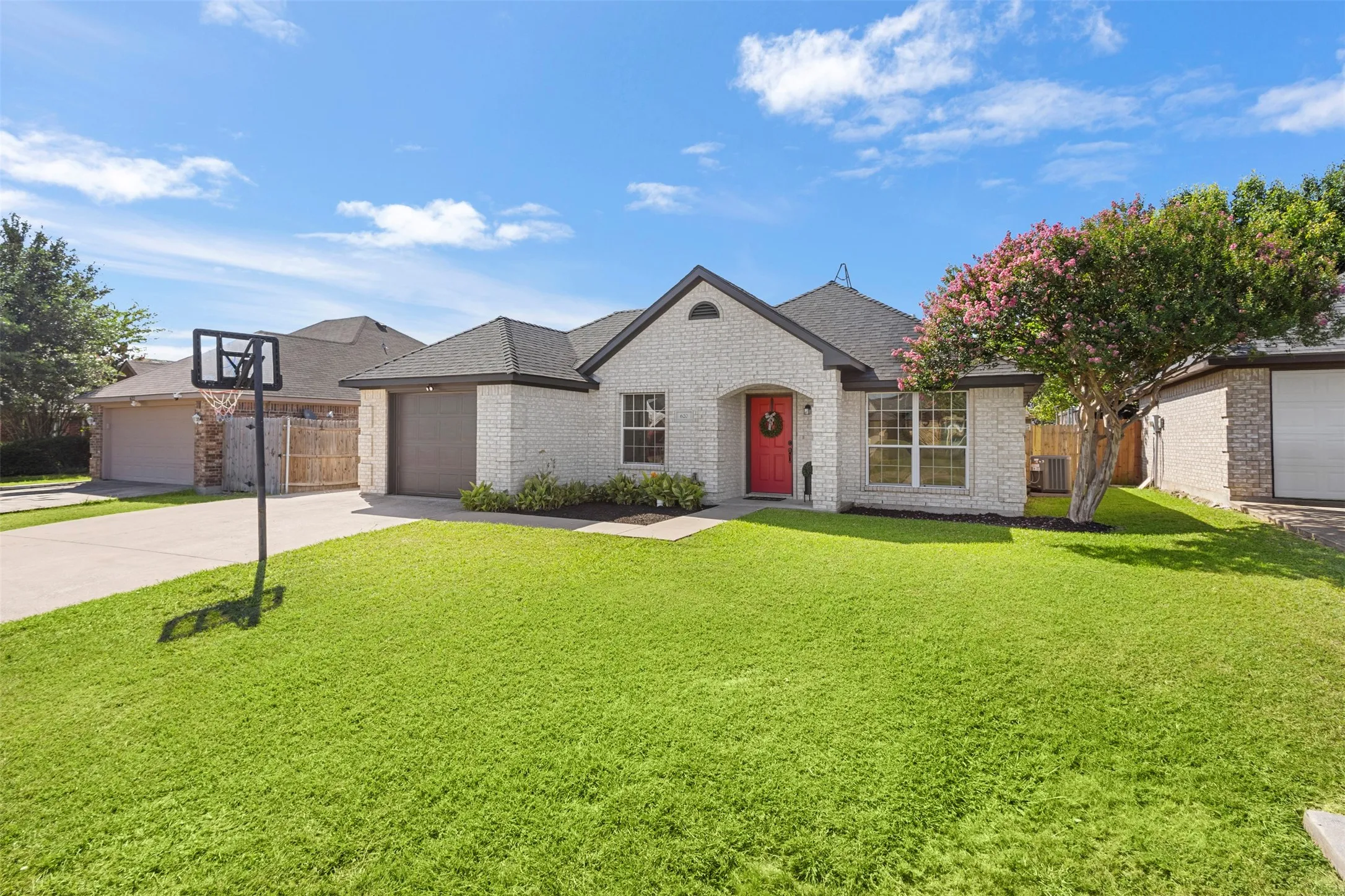 Single Family Residence For Sale in Ellis County , 620 Brenna Road, Waxahachie, Texas 75165, 3 Bedroom, 2 Bathroom, 1 Garage spaces, 1,244 Sqft, built in 2003, mls#21299350, Real Estate Agent in Waxahachie, Homes For Sale in Ellis county, Homes For Sale in Waxahachie, Realtor in Waxahachie Texas, Real Estate Brokerage Independent Realty Texas, Luminita Cordes Realtor