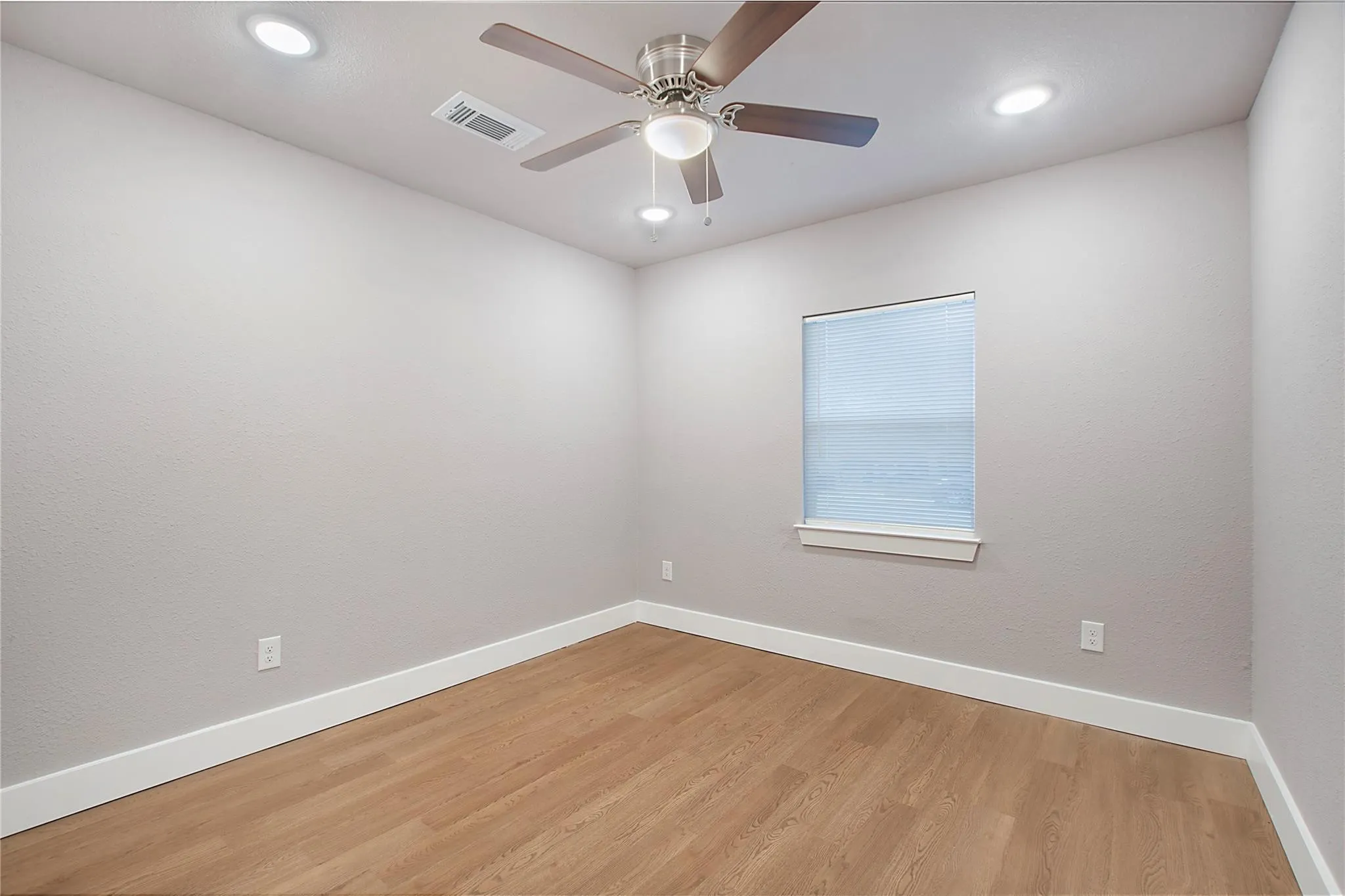 Single Family Residence For Rent in Collin County , 801 Sunny Slope Drive, Allen, Texas 75002, 4 Bedroom, 2 Bathroom, Garage spaces, 1,800 Sqft, built in 1979, mls#21326604, Real Estate Agent in Allen, Homes For Rent in Collin county, Homes For Rent in Allen, Realtor in Allen Texas, Real Estate Brokerage Independent Realty Texas, Luminita Cordes Realtor