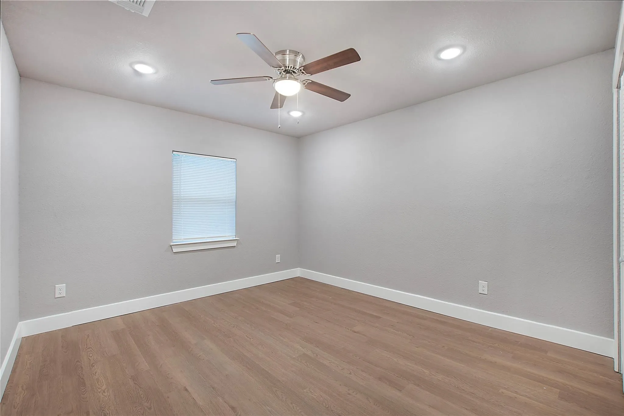 Single Family Residence For Rent in Collin County , 801 Sunny Slope Drive, Allen, Texas 75002, 4 Bedroom, 2 Bathroom, Garage spaces, 1,800 Sqft, built in 1979, mls#21326604, Real Estate Agent in Allen, Homes For Rent in Collin county, Homes For Rent in Allen, Realtor in Allen Texas, Real Estate Brokerage Independent Realty Texas, Luminita Cordes Realtor