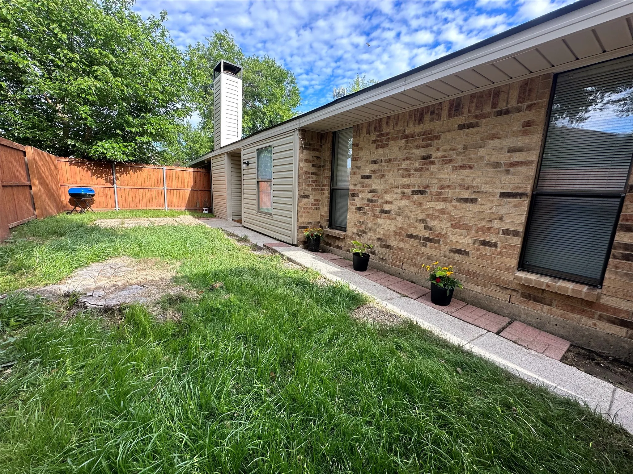 Open and private yard, perfect for gardening.