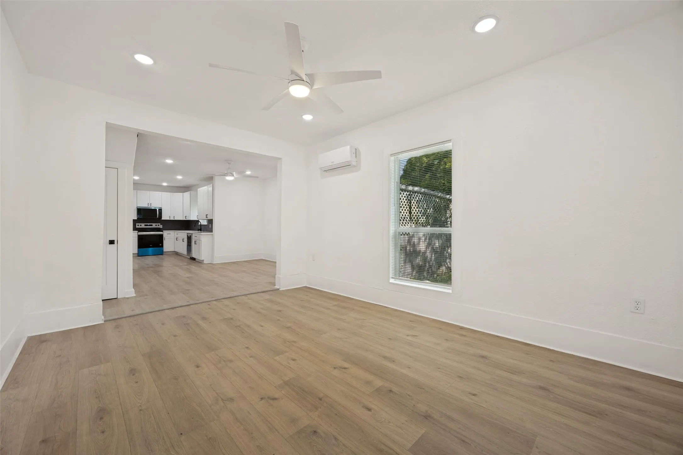 Single Family Residence For Sale in Fannin County , 404 S Pearl Street, Trenton, Texas 75490, 3 Bedrooms, 3 Bathrooms, 1 Garage spaces, 1,451 Sqft, built in 1915, Price $240,000, mls#21324022, Real Estate Agent in Trenton, Homes For Sale in Fannin county, Homes For Sale in Trenton, Realtor in Trenton Texas, Real Estate Brokerage Independent Realty Texas, Luminita Cordes Realtor
