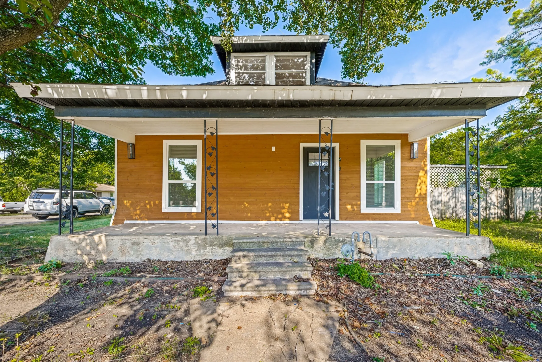 Single Family Residence For Sale in Fannin County , 404 S Pearl Street, Trenton, Texas 75490, 3 Bedrooms, 3 Bathrooms, 1 Garage spaces, 1,451 Sqft, built in 1915, Price $240,000, mls#21324022, Real Estate Agent in Trenton, Homes For Sale in Fannin county, Homes For Sale in Trenton, Realtor in Trenton Texas, Real Estate Brokerage Independent Realty Texas, Luminita Cordes Realtor
