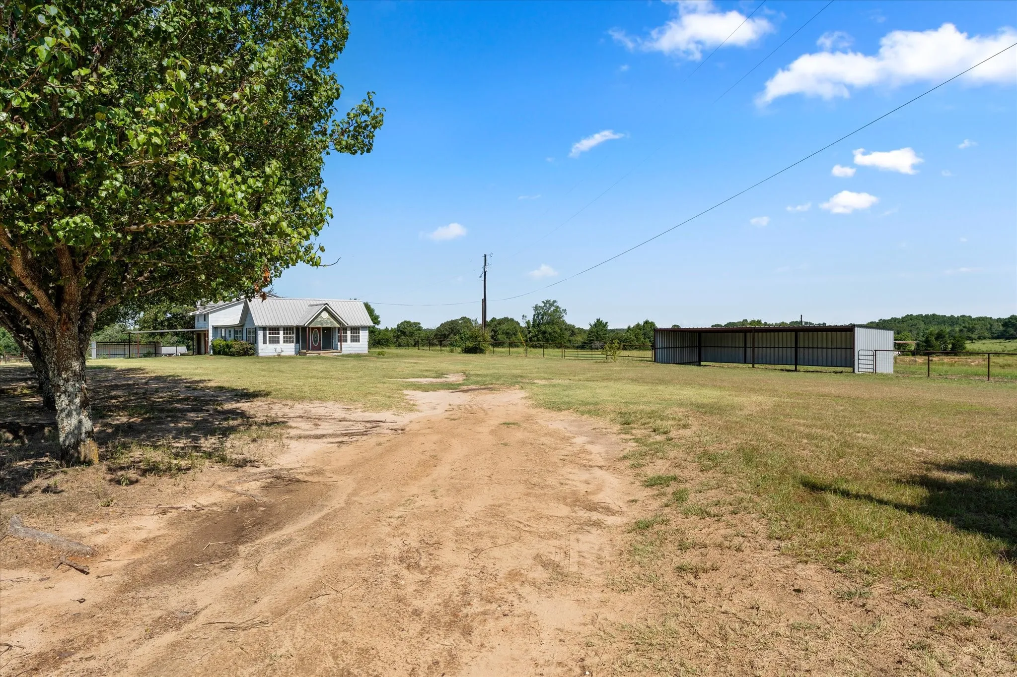 Single Family Residence For Sale in Henderson County , 11465 County Road 3904, Athens, Texas 75752, 5 Bedroom, 2 Bathroom, 2 Garage spaces, 2,717 Sqft, built in 2005, mls#21326626, Real Estate Agent in Athens, Homes For Sale in Henderson county, Homes For Sale in Athens, Realtor in Athens Texas, Real Estate Brokerage Independent Realty Texas, Luminita Cordes Realtor