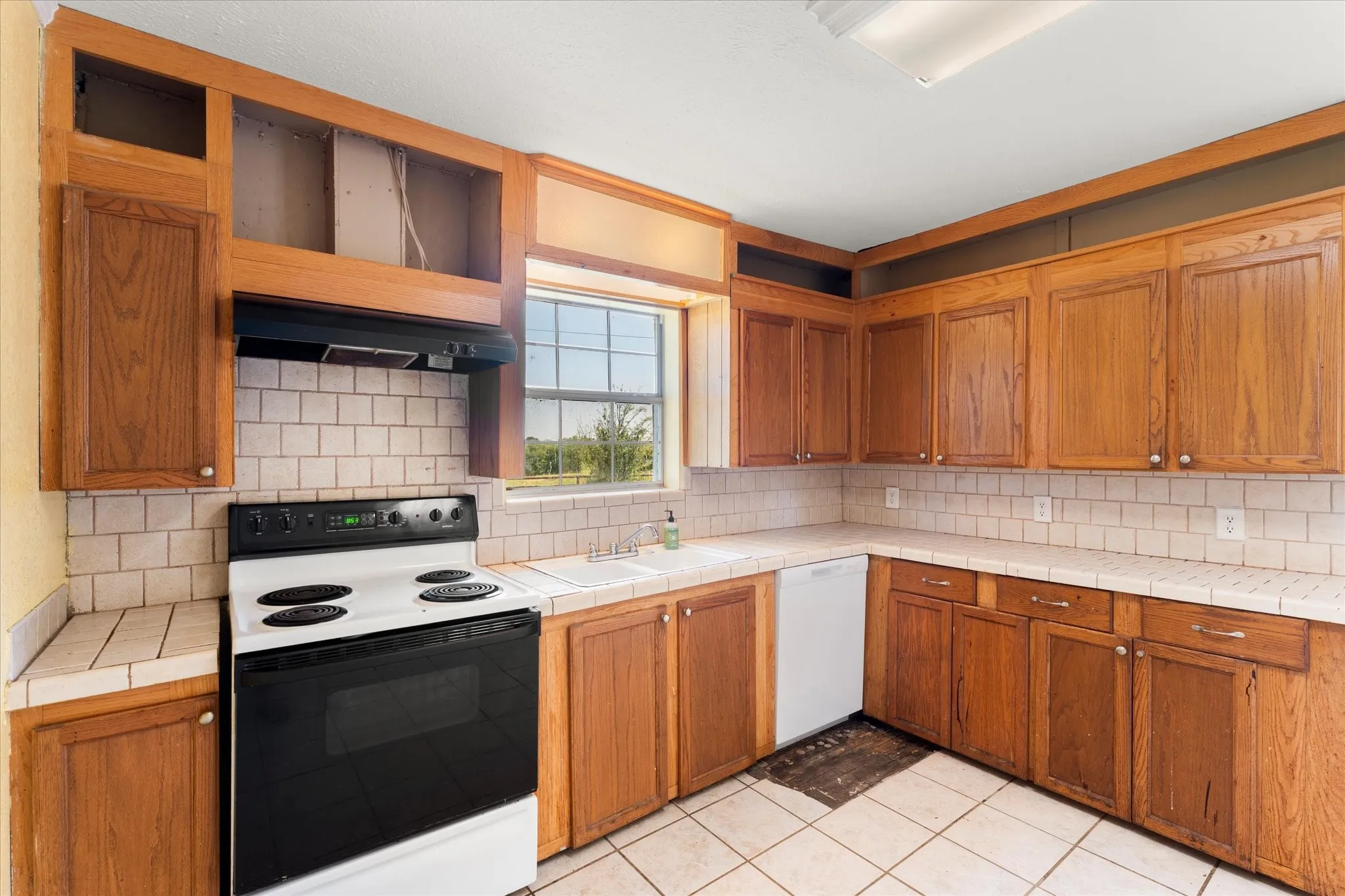 Single Family Residence For Sale in Henderson County , 11465 County Road 3904, Athens, Texas 75752, 5 Bedroom, 2 Bathroom, 2 Garage spaces, 2,717 Sqft, built in 2005, mls#21326626, Real Estate Agent in Athens, Homes For Sale in Henderson county, Homes For Sale in Athens, Realtor in Athens Texas, Real Estate Brokerage Independent Realty Texas, Luminita Cordes Realtor