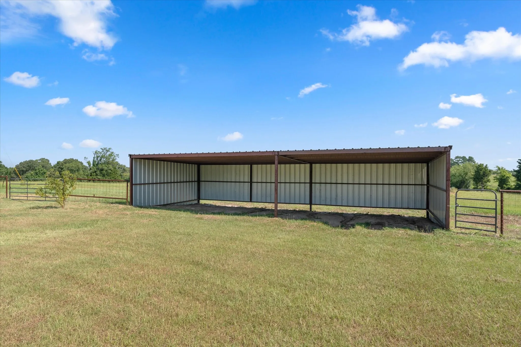 Single Family Residence For Sale in Henderson County , 11465 County Road 3904, Athens, Texas 75752, 5 Bedroom, 2 Bathroom, 2 Garage spaces, 2,717 Sqft, built in 2005, mls#21326626, Real Estate Agent in Athens, Homes For Sale in Henderson county, Homes For Sale in Athens, Realtor in Athens Texas, Real Estate Brokerage Independent Realty Texas, Luminita Cordes Realtor
