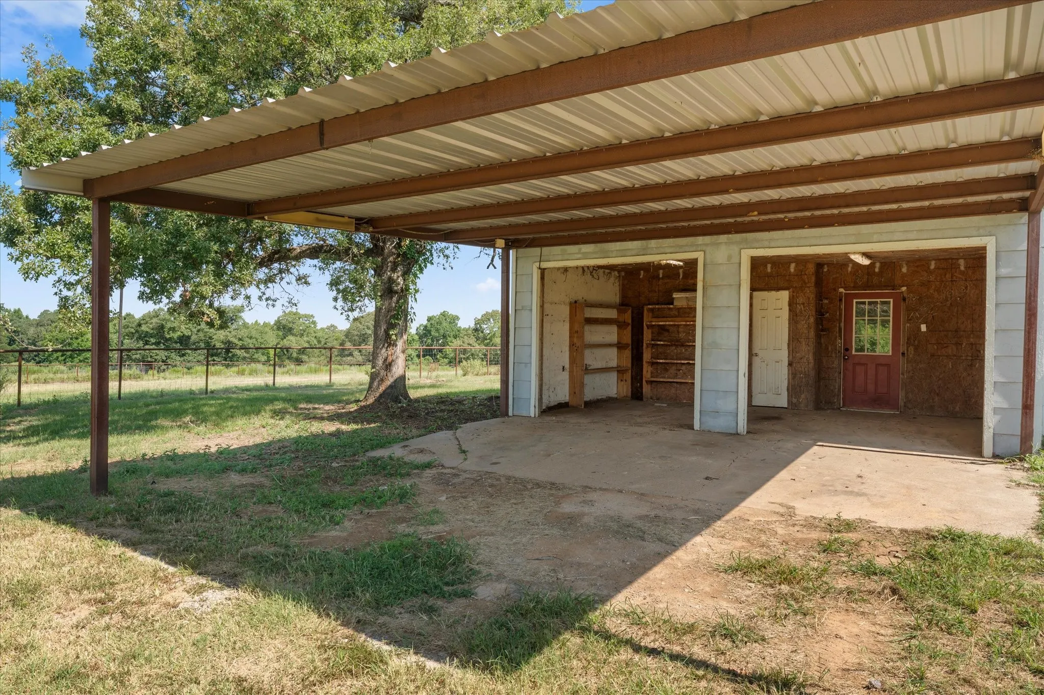 Single Family Residence For Sale in Henderson County , 11465 County Road 3904, Athens, Texas 75752, 5 Bedroom, 2 Bathroom, 2 Garage spaces, 2,717 Sqft, built in 2005, mls#21326626, Real Estate Agent in Athens, Homes For Sale in Henderson county, Homes For Sale in Athens, Realtor in Athens Texas, Real Estate Brokerage Independent Realty Texas, Luminita Cordes Realtor