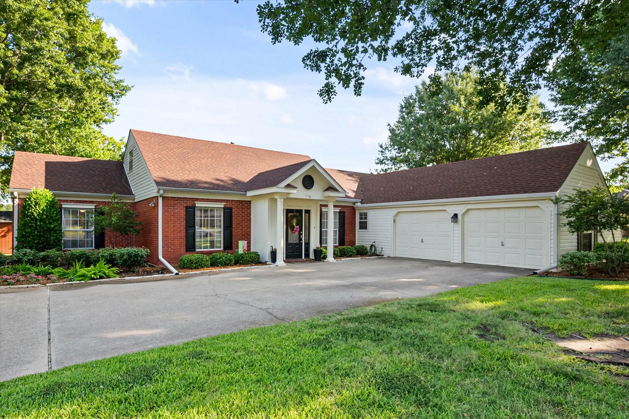 Single Family Residence For Sale in Navarro County , 716 Meadow Drive, Corsicana, Texas 75110, 3 Bedroom, 4 Bathroom, 2 Garage spaces, 2,947 Sqft, built in 1989, mls#21326180, Real Estate Agent in Corsicana, Homes For Sale in Navarro county, Homes For Sale in Corsicana, Realtor in Corsicana Texas, Real Estate Brokerage Independent Realty Texas, Luminita Cordes Realtor