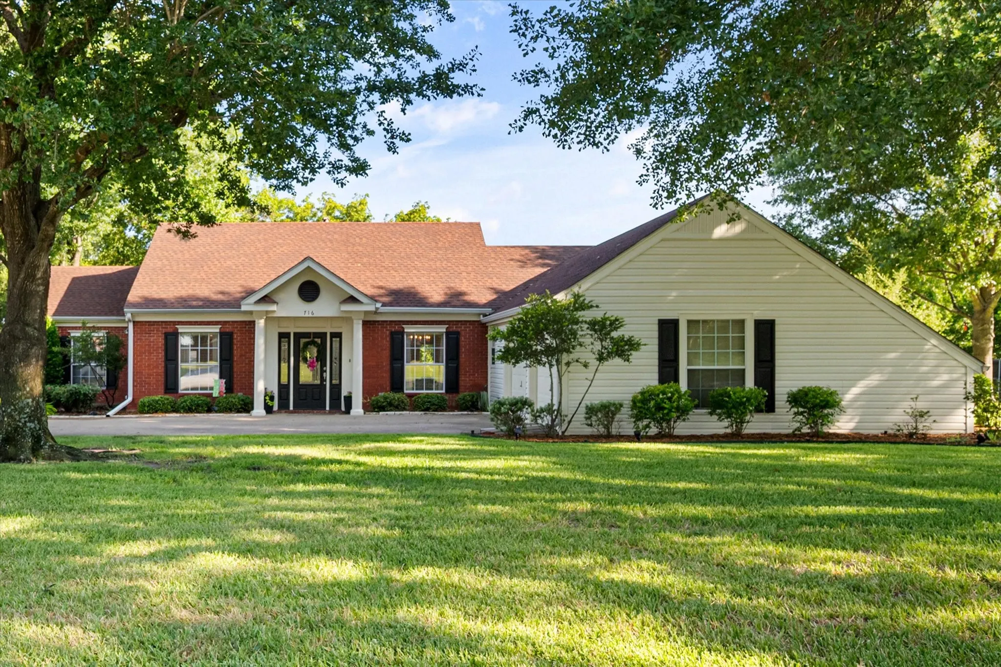 Single Family Residence For Sale in Navarro County , 716 Meadow Drive, Corsicana, Texas 75110, 3 Bedroom, 4 Bathroom, 2 Garage spaces, 2,947 Sqft, built in 1989, mls#21326180, Real Estate Agent in Corsicana, Homes For Sale in Navarro county, Homes For Sale in Corsicana, Realtor in Corsicana Texas, Real Estate Brokerage Independent Realty Texas, Luminita Cordes Realtor