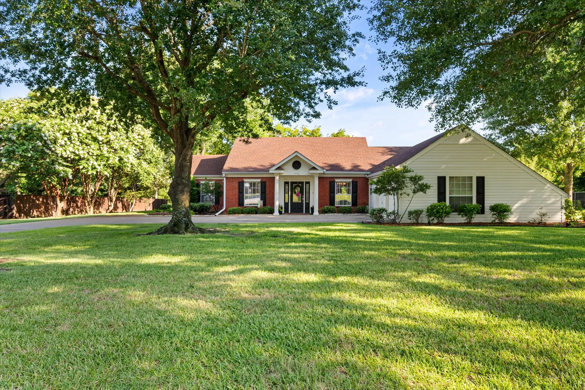 Single Family Residence For Sale in Navarro County , 716 Meadow Drive, Corsicana, Texas 75110, 3 Bedroom, 4 Bathroom, 2 Garage spaces, 2,947 Sqft, built in 1989, mls#21326180, Real Estate Agent in Corsicana, Homes For Sale in Navarro county, Homes For Sale in Corsicana, Realtor in Corsicana Texas, Real Estate Brokerage Independent Realty Texas, Luminita Cordes Realtor