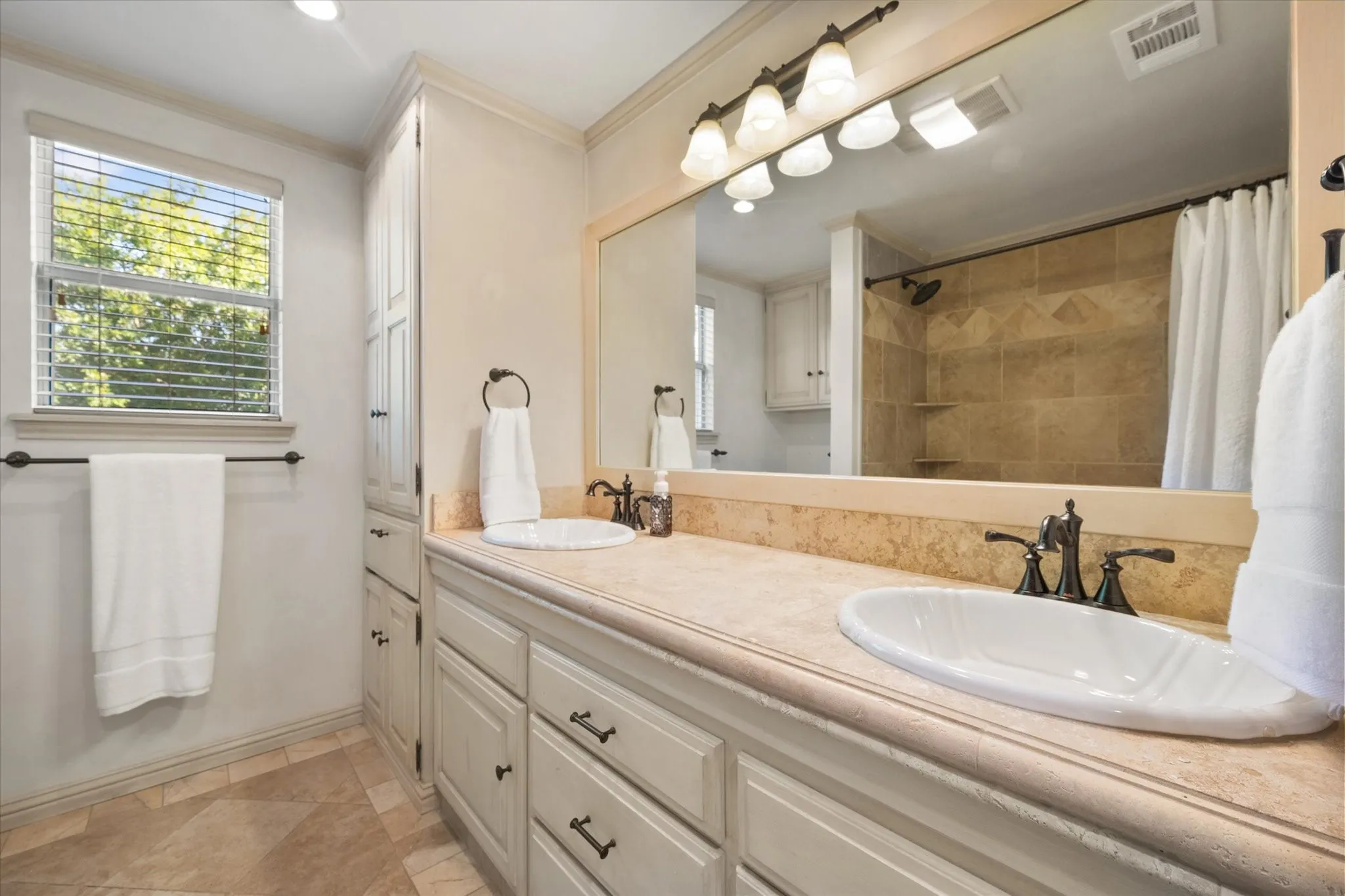 Single Family Residence For Sale in Navarro County , 716 Meadow Drive, Corsicana, Texas 75110, 3 Bedroom, 4 Bathroom, 2 Garage spaces, 2,947 Sqft, built in 1989, mls#21326180, Real Estate Agent in Corsicana, Homes For Sale in Navarro county, Homes For Sale in Corsicana, Realtor in Corsicana Texas, Real Estate Brokerage Independent Realty Texas, Luminita Cordes Realtor
