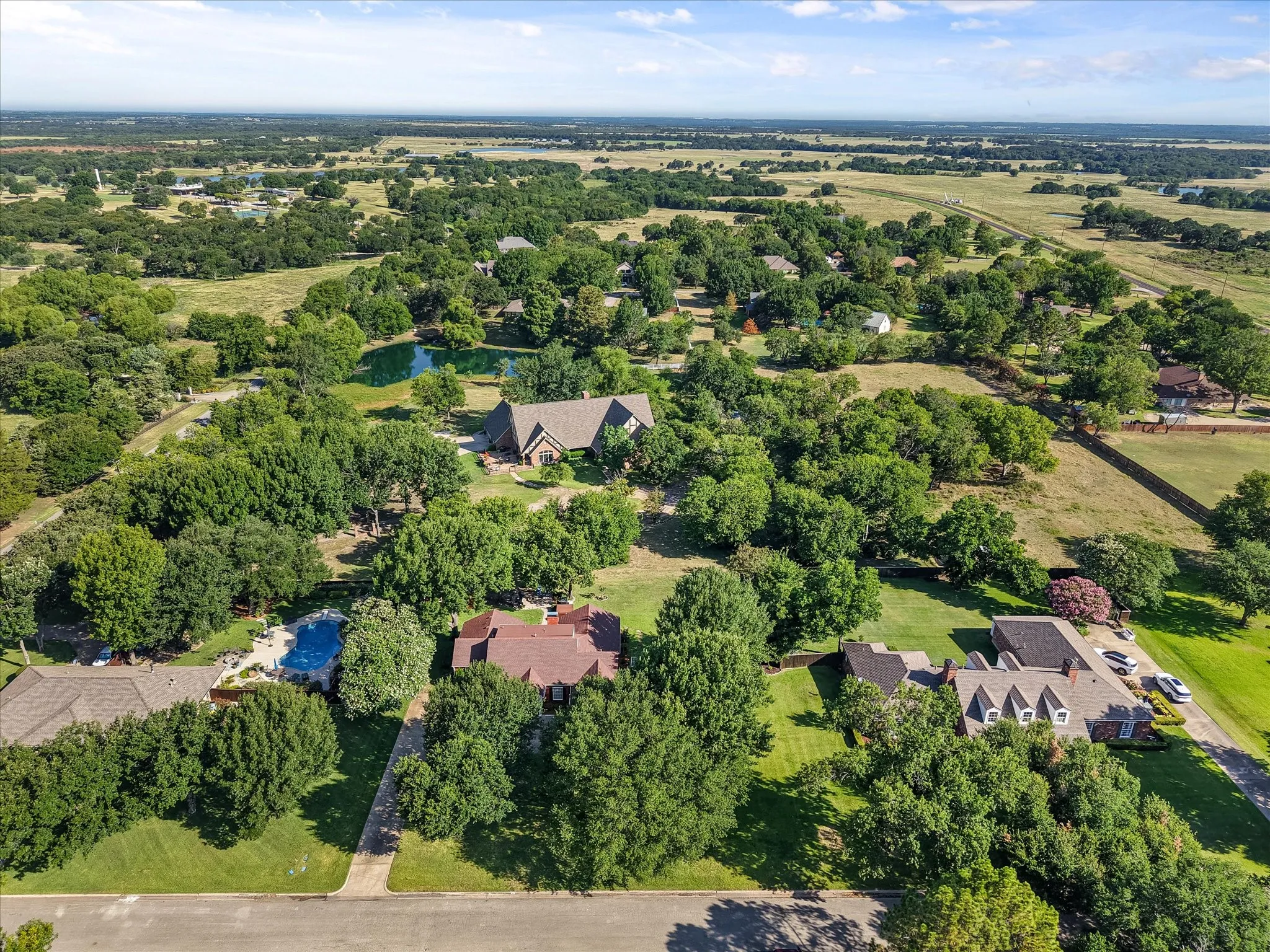 Single Family Residence For Sale in Navarro County , 716 Meadow Drive, Corsicana, Texas 75110, 3 Bedroom, 4 Bathroom, 2 Garage spaces, 2,947 Sqft, built in 1989, mls#21326180, Real Estate Agent in Corsicana, Homes For Sale in Navarro county, Homes For Sale in Corsicana, Realtor in Corsicana Texas, Real Estate Brokerage Independent Realty Texas, Luminita Cordes Realtor