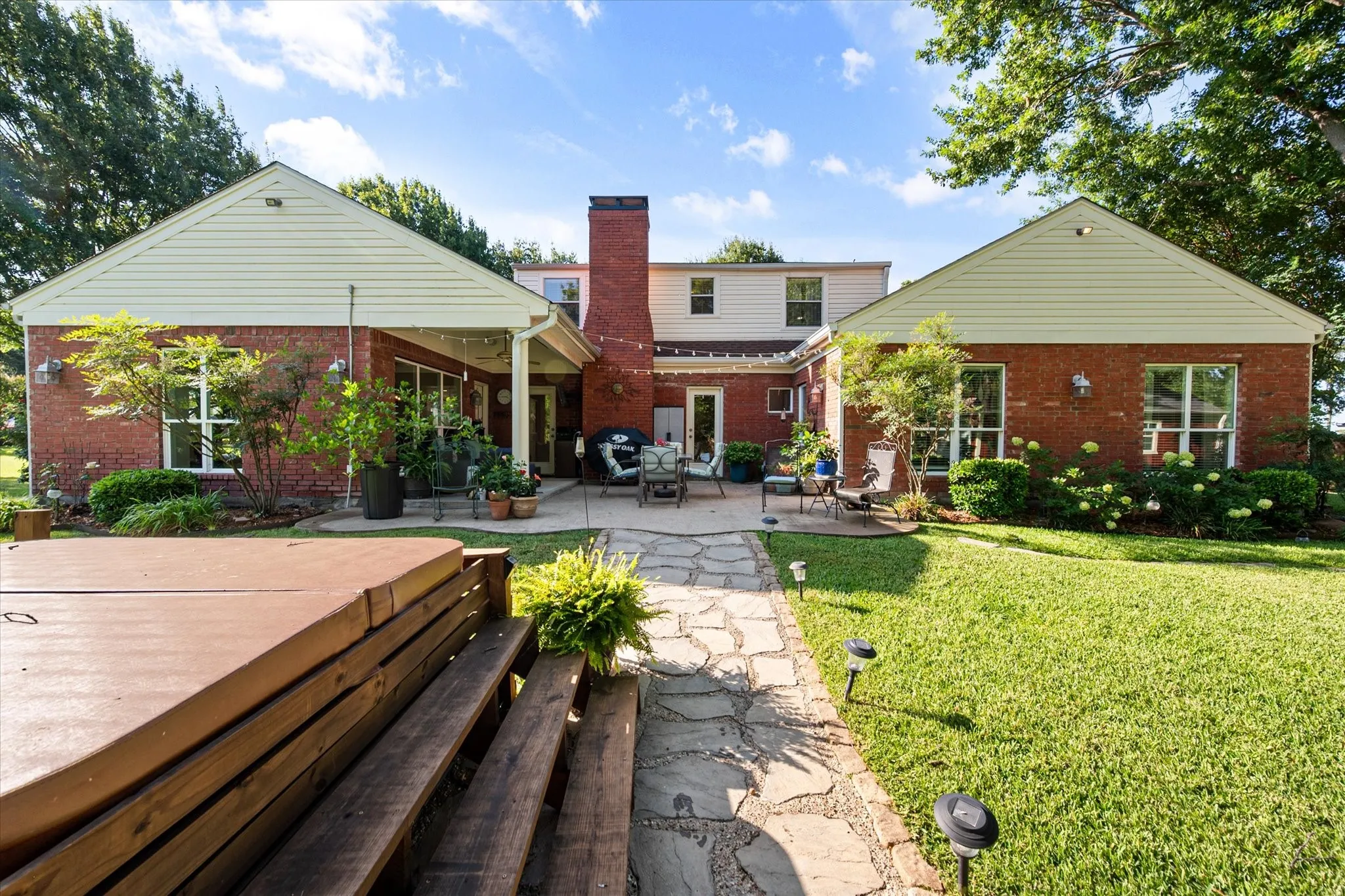 Single Family Residence For Sale in Navarro County , 716 Meadow Drive, Corsicana, Texas 75110, 3 Bedroom, 4 Bathroom, 2 Garage spaces, 2,947 Sqft, built in 1989, mls#21326180, Real Estate Agent in Corsicana, Homes For Sale in Navarro county, Homes For Sale in Corsicana, Realtor in Corsicana Texas, Real Estate Brokerage Independent Realty Texas, Luminita Cordes Realtor