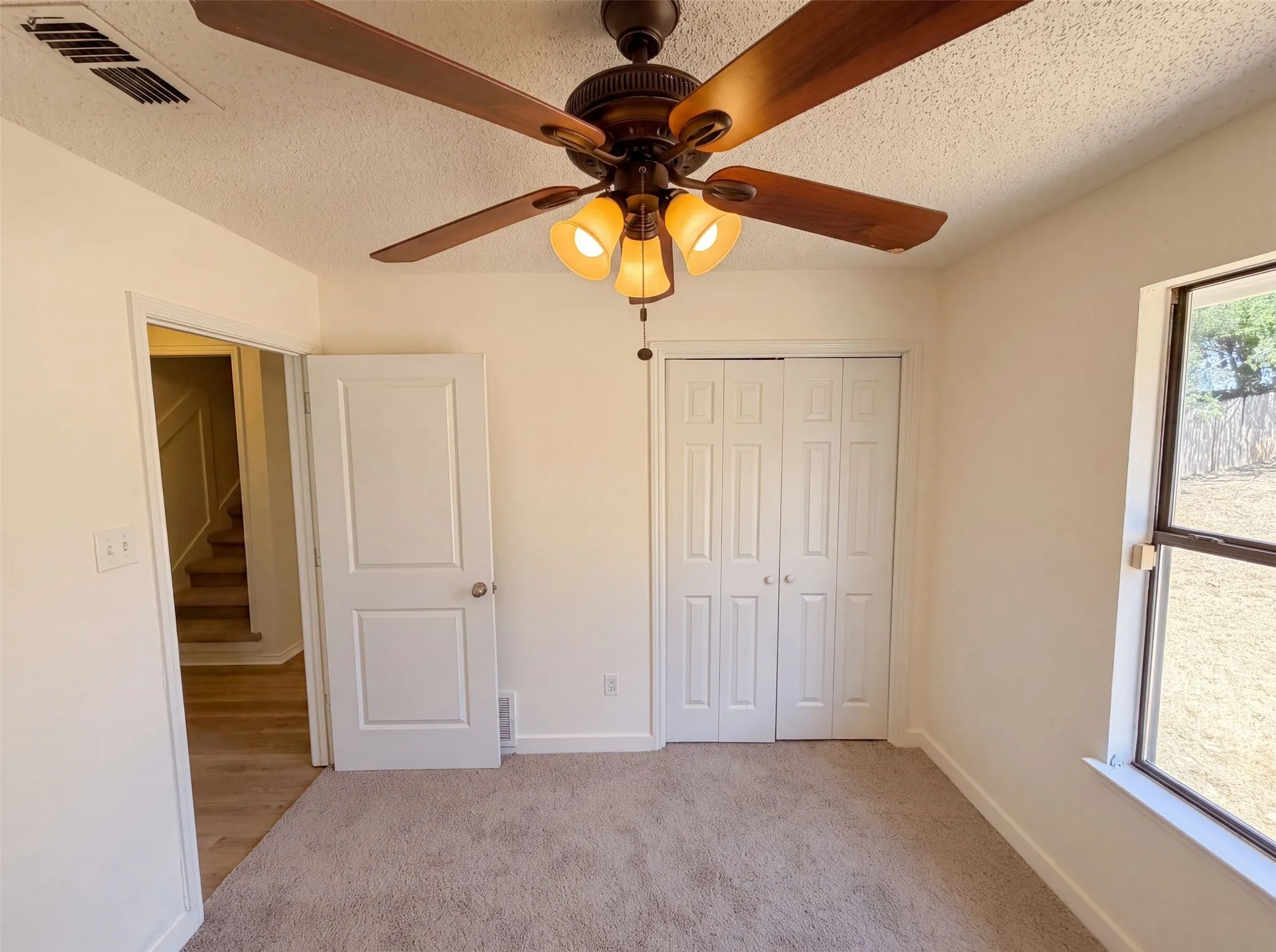 Single Family Residence For Sale in Tarrant County , 6612 Lakeside Drive, Lake Worth, Texas 76135, 3 Bedroom, 2 Bathroom, 2 Garage spaces, 1,500 Sqft, built in 1987, mls#21326636, Real Estate Agent in Lake Worth, Homes For Sale in Tarrant county, Homes For Sale in Lake Worth, Realtor in Lake Worth Texas, Real Estate Brokerage Independent Realty Texas, Luminita Cordes Realtor