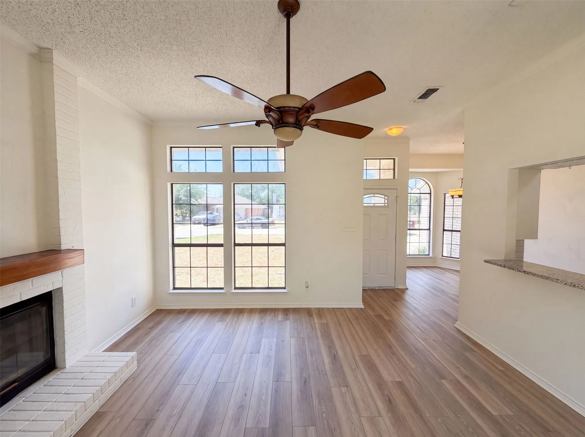 Single Family Residence For Sale in Tarrant County , 6612 Lakeside Drive, Lake Worth, Texas 76135, 3 Bedroom, 2 Bathroom, 2 Garage spaces, 1,500 Sqft, built in 1987, mls#21326636, Real Estate Agent in Lake Worth, Homes For Sale in Tarrant county, Homes For Sale in Lake Worth, Realtor in Lake Worth Texas, Real Estate Brokerage Independent Realty Texas, Luminita Cordes Realtor