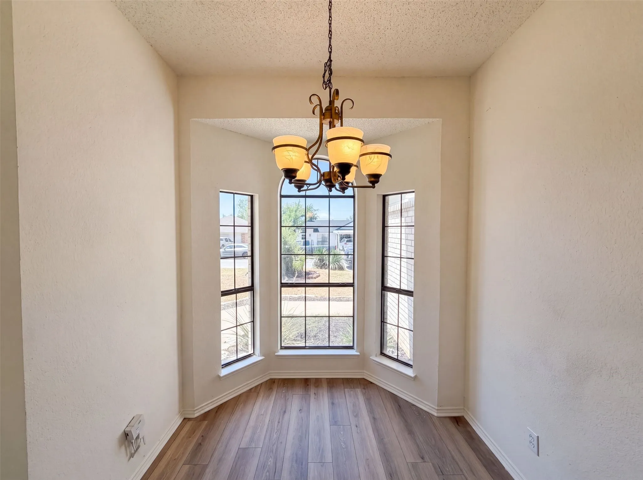Single Family Residence For Sale in Tarrant County , 6612 Lakeside Drive, Lake Worth, Texas 76135, 3 Bedroom, 2 Bathroom, 2 Garage spaces, 1,500 Sqft, built in 1987, mls#21326636, Real Estate Agent in Lake Worth, Homes For Sale in Tarrant county, Homes For Sale in Lake Worth, Realtor in Lake Worth Texas, Real Estate Brokerage Independent Realty Texas, Luminita Cordes Realtor