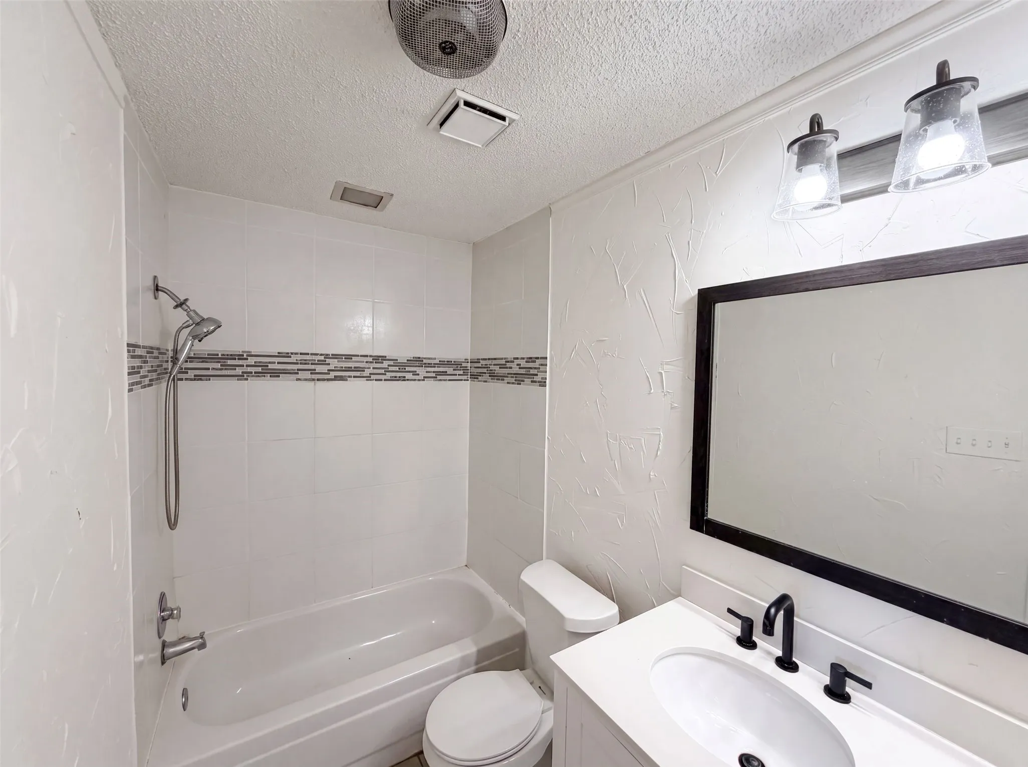 Single Family Residence For Sale in Tarrant County , 6612 Lakeside Drive, Lake Worth, Texas 76135, 3 Bedroom, 2 Bathroom, 2 Garage spaces, 1,500 Sqft, built in 1987, mls#21326636, Real Estate Agent in Lake Worth, Homes For Sale in Tarrant county, Homes For Sale in Lake Worth, Realtor in Lake Worth Texas, Real Estate Brokerage Independent Realty Texas, Luminita Cordes Realtor