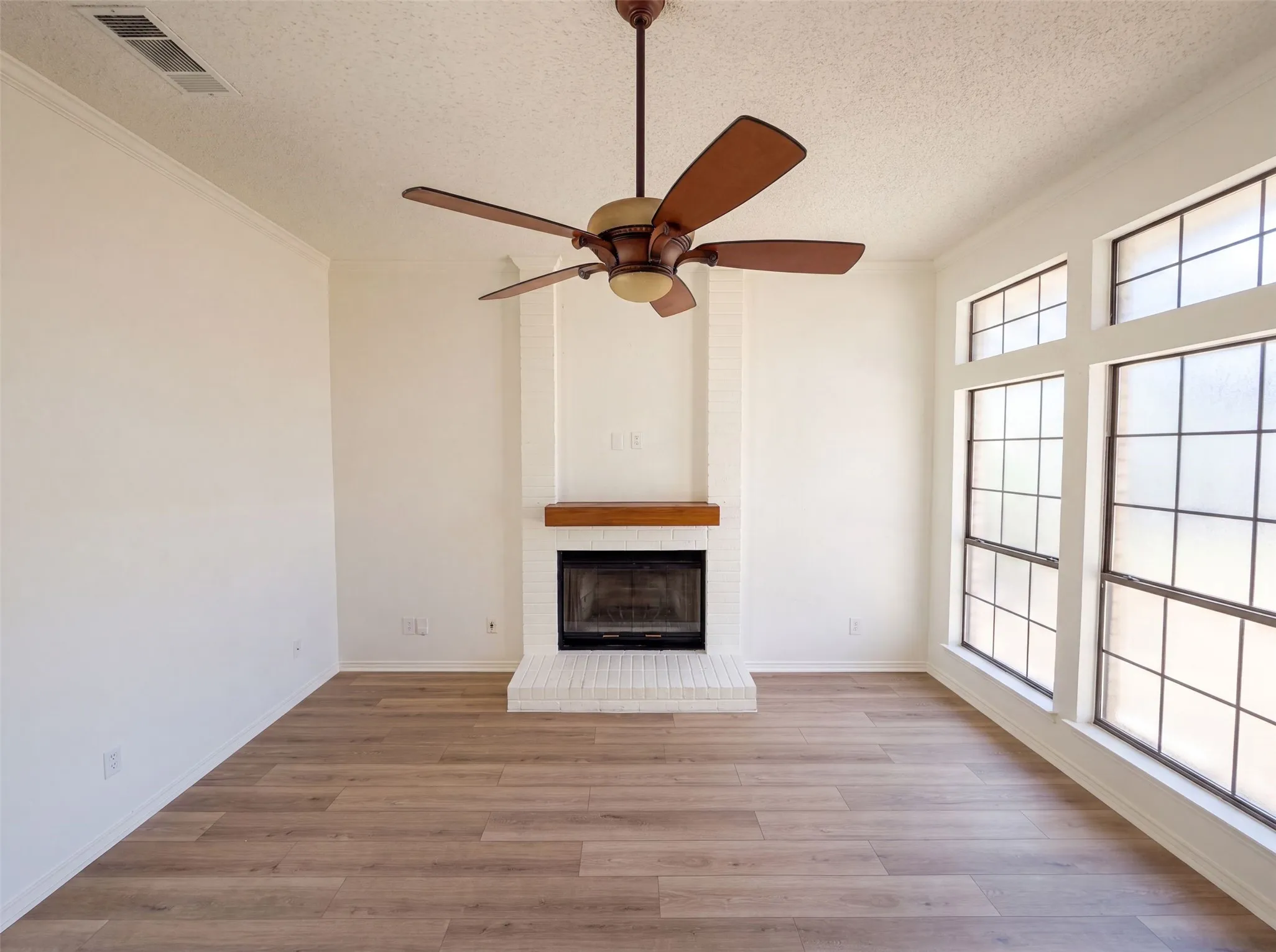 Single Family Residence For Sale in Tarrant County , 6612 Lakeside Drive, Lake Worth, Texas 76135, 3 Bedroom, 2 Bathroom, 2 Garage spaces, 1,500 Sqft, built in 1987, mls#21326636, Real Estate Agent in Lake Worth, Homes For Sale in Tarrant county, Homes For Sale in Lake Worth, Realtor in Lake Worth Texas, Real Estate Brokerage Independent Realty Texas, Luminita Cordes Realtor