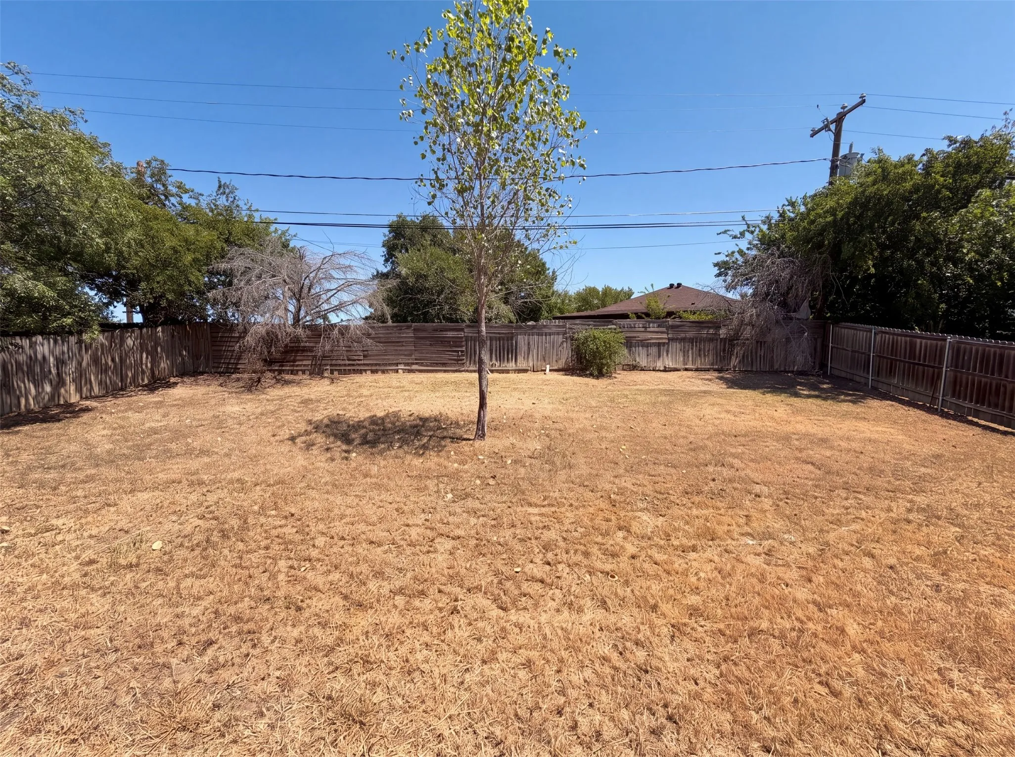Single Family Residence For Sale in Tarrant County , 6612 Lakeside Drive, Lake Worth, Texas 76135, 3 Bedroom, 2 Bathroom, 2 Garage spaces, 1,500 Sqft, built in 1987, mls#21326636, Real Estate Agent in Lake Worth, Homes For Sale in Tarrant county, Homes For Sale in Lake Worth, Realtor in Lake Worth Texas, Real Estate Brokerage Independent Realty Texas, Luminita Cordes Realtor