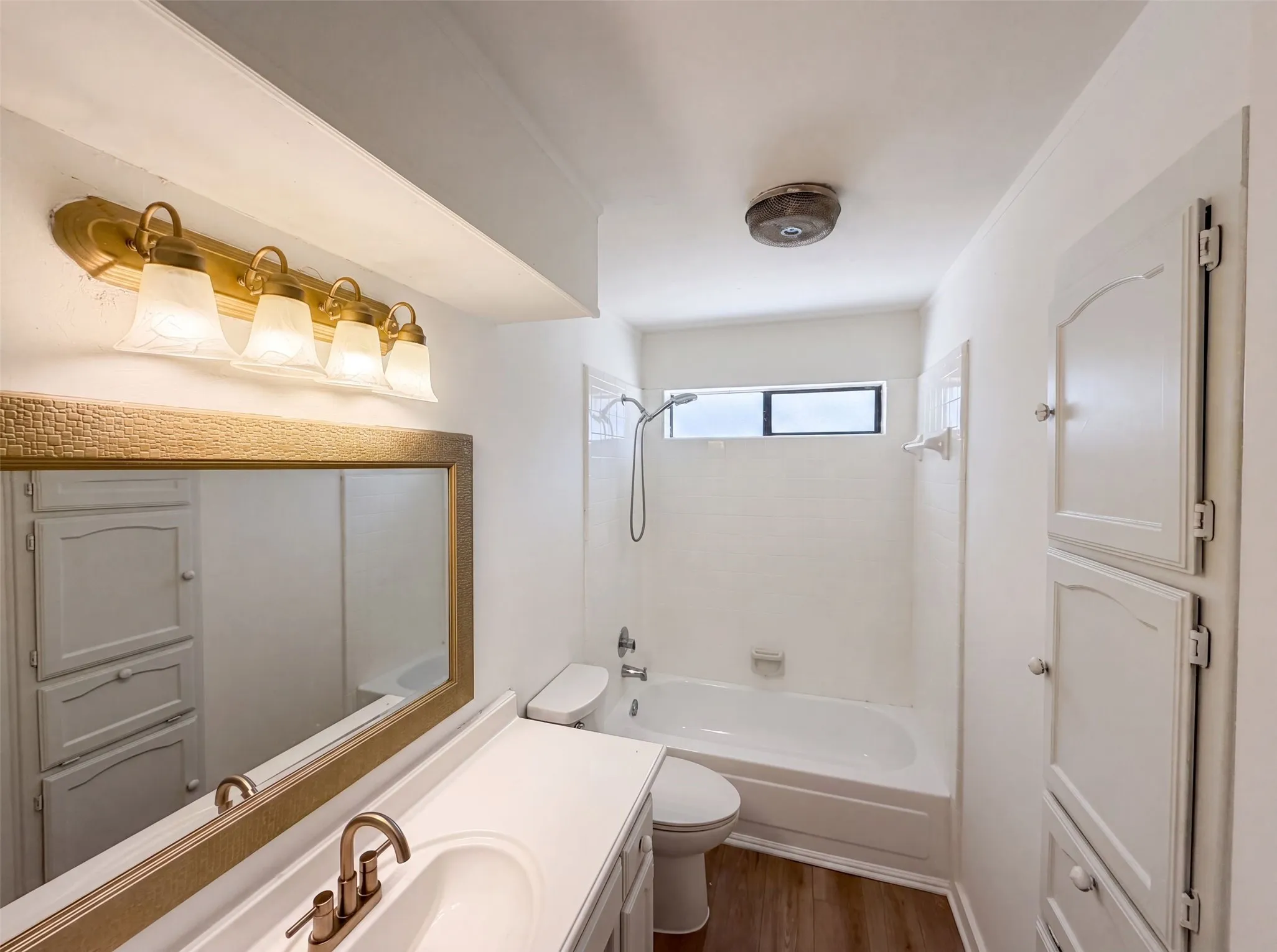 Single Family Residence For Sale in Tarrant County , 6612 Lakeside Drive, Lake Worth, Texas 76135, 3 Bedroom, 2 Bathroom, 2 Garage spaces, 1,500 Sqft, built in 1987, mls#21326636, Real Estate Agent in Lake Worth, Homes For Sale in Tarrant county, Homes For Sale in Lake Worth, Realtor in Lake Worth Texas, Real Estate Brokerage Independent Realty Texas, Luminita Cordes Realtor