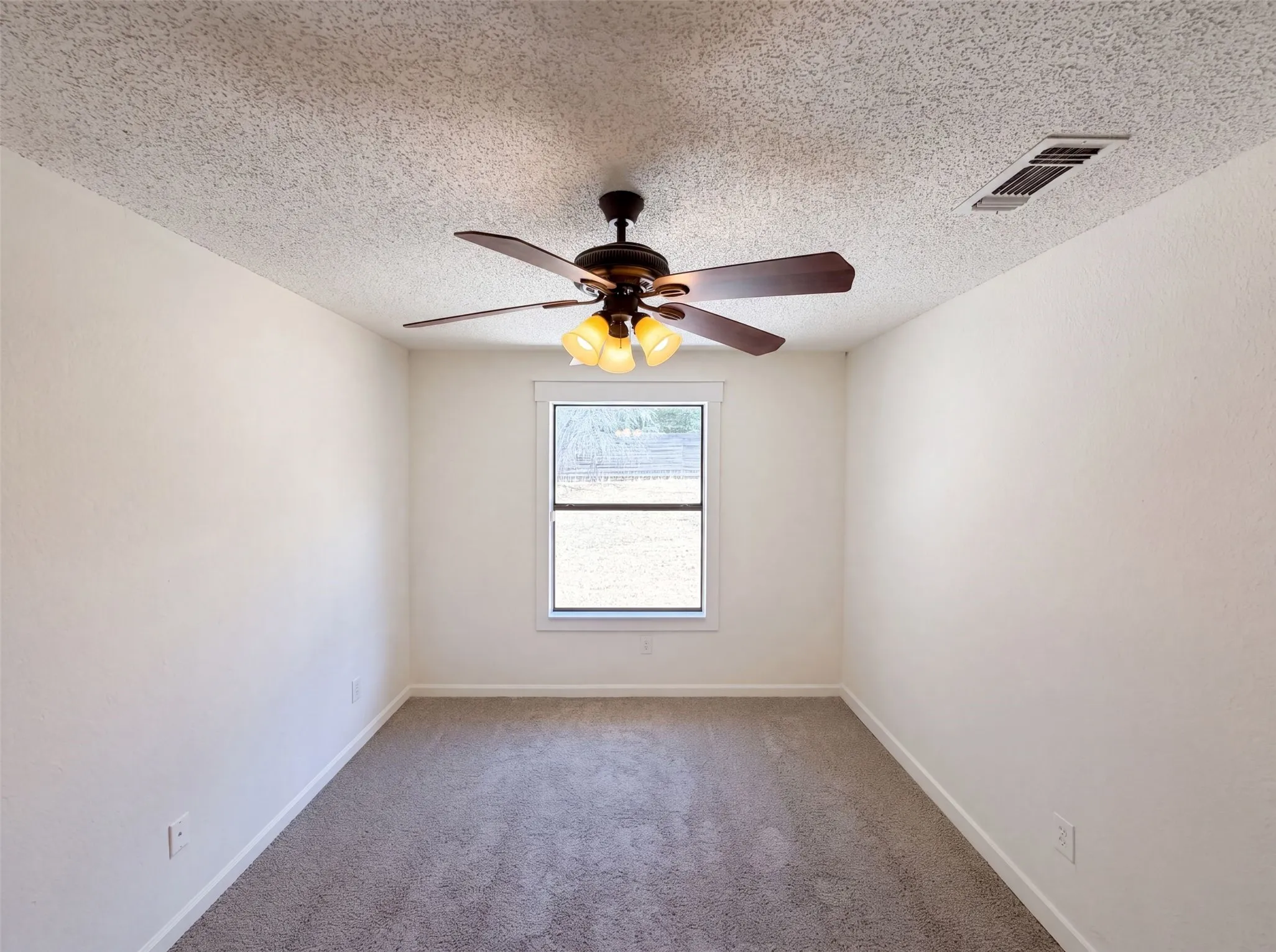 Single Family Residence For Sale in Tarrant County , 6612 Lakeside Drive, Lake Worth, Texas 76135, 3 Bedroom, 2 Bathroom, 2 Garage spaces, 1,500 Sqft, built in 1987, mls#21326636, Real Estate Agent in Lake Worth, Homes For Sale in Tarrant county, Homes For Sale in Lake Worth, Realtor in Lake Worth Texas, Real Estate Brokerage Independent Realty Texas, Luminita Cordes Realtor