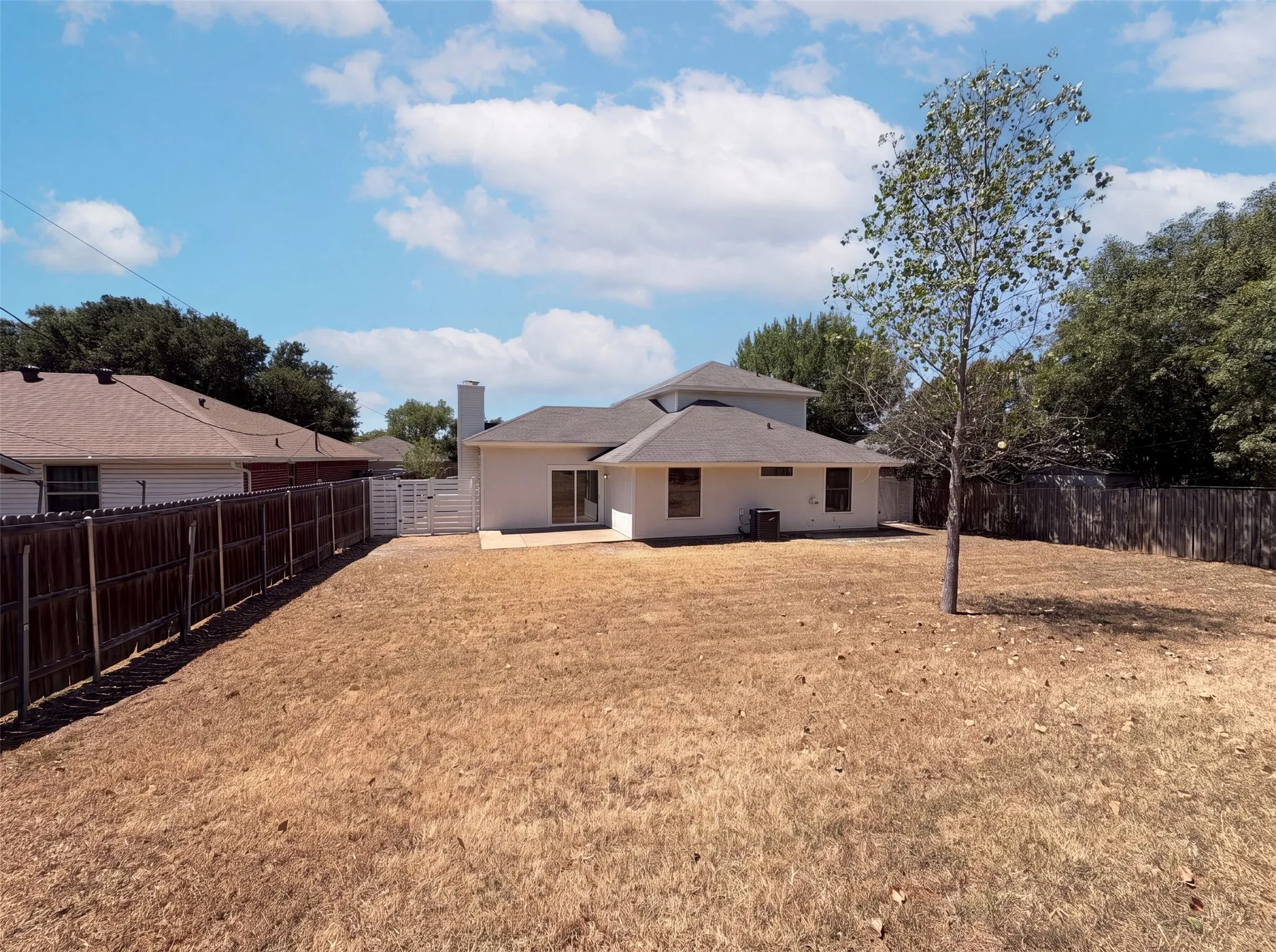 Single Family Residence For Sale in Tarrant County , 6612 Lakeside Drive, Lake Worth, Texas 76135, 3 Bedroom, 2 Bathroom, 2 Garage spaces, 1,500 Sqft, built in 1987, mls#21326636, Real Estate Agent in Lake Worth, Homes For Sale in Tarrant county, Homes For Sale in Lake Worth, Realtor in Lake Worth Texas, Real Estate Brokerage Independent Realty Texas, Luminita Cordes Realtor