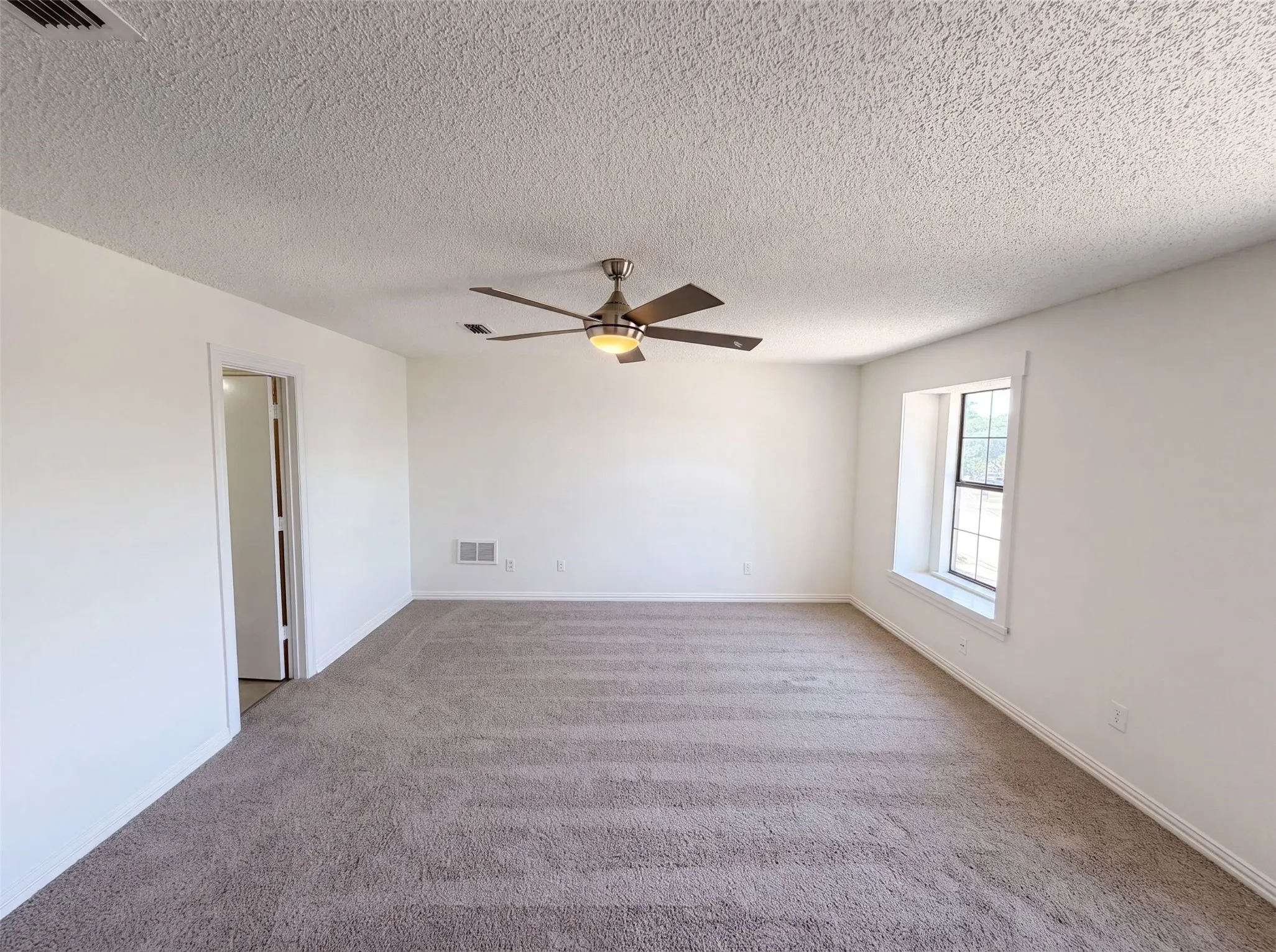 Single Family Residence For Sale in Tarrant County , 6612 Lakeside Drive, Lake Worth, Texas 76135, 3 Bedroom, 2 Bathroom, 2 Garage spaces, 1,500 Sqft, built in 1987, mls#21326636, Real Estate Agent in Lake Worth, Homes For Sale in Tarrant county, Homes For Sale in Lake Worth, Realtor in Lake Worth Texas, Real Estate Brokerage Independent Realty Texas, Luminita Cordes Realtor