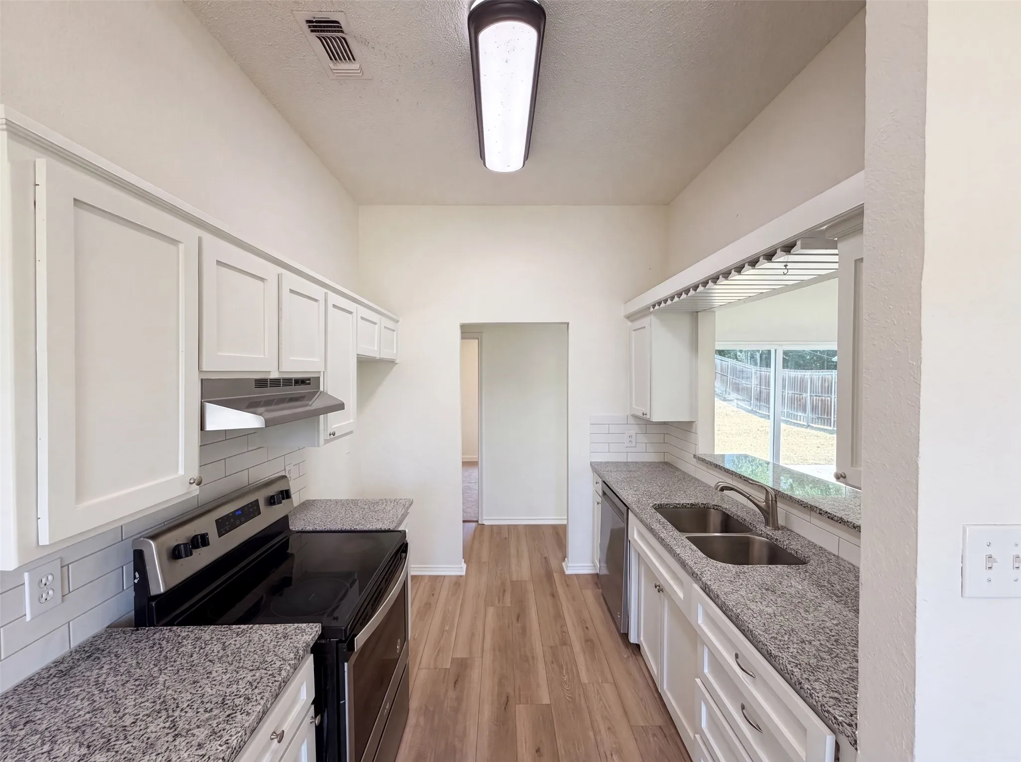 Single Family Residence For Sale in Tarrant County , 6612 Lakeside Drive, Lake Worth, Texas 76135, 3 Bedroom, 2 Bathroom, 2 Garage spaces, 1,500 Sqft, built in 1987, mls#21326636, Real Estate Agent in Lake Worth, Homes For Sale in Tarrant county, Homes For Sale in Lake Worth, Realtor in Lake Worth Texas, Real Estate Brokerage Independent Realty Texas, Luminita Cordes Realtor