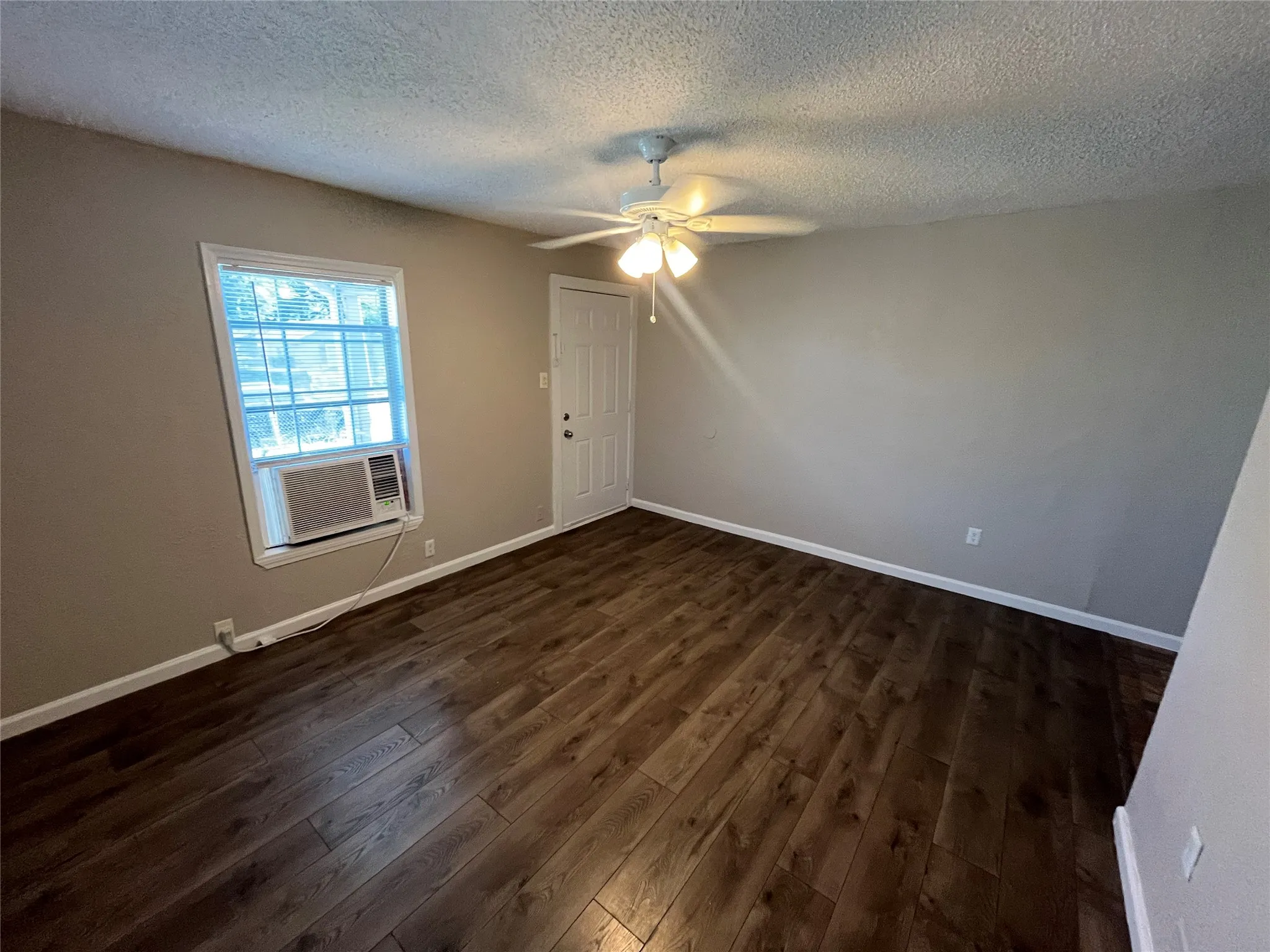 Duplex For Rent in Dallas County , 2223 Houston Street, Grand Prairie, Texas 75050, 2 Bedroom, 1 Bathroom, Garage spaces, 720 Sqft, built in 1953, mls#21325486, Real Estate Agent in Grand Prairie, Homes For Rent in Dallas county, Homes For Rent in Grand Prairie, Realtor in Grand Prairie Texas, Real Estate Brokerage Independent Realty Texas, Luminita Cordes Realtor