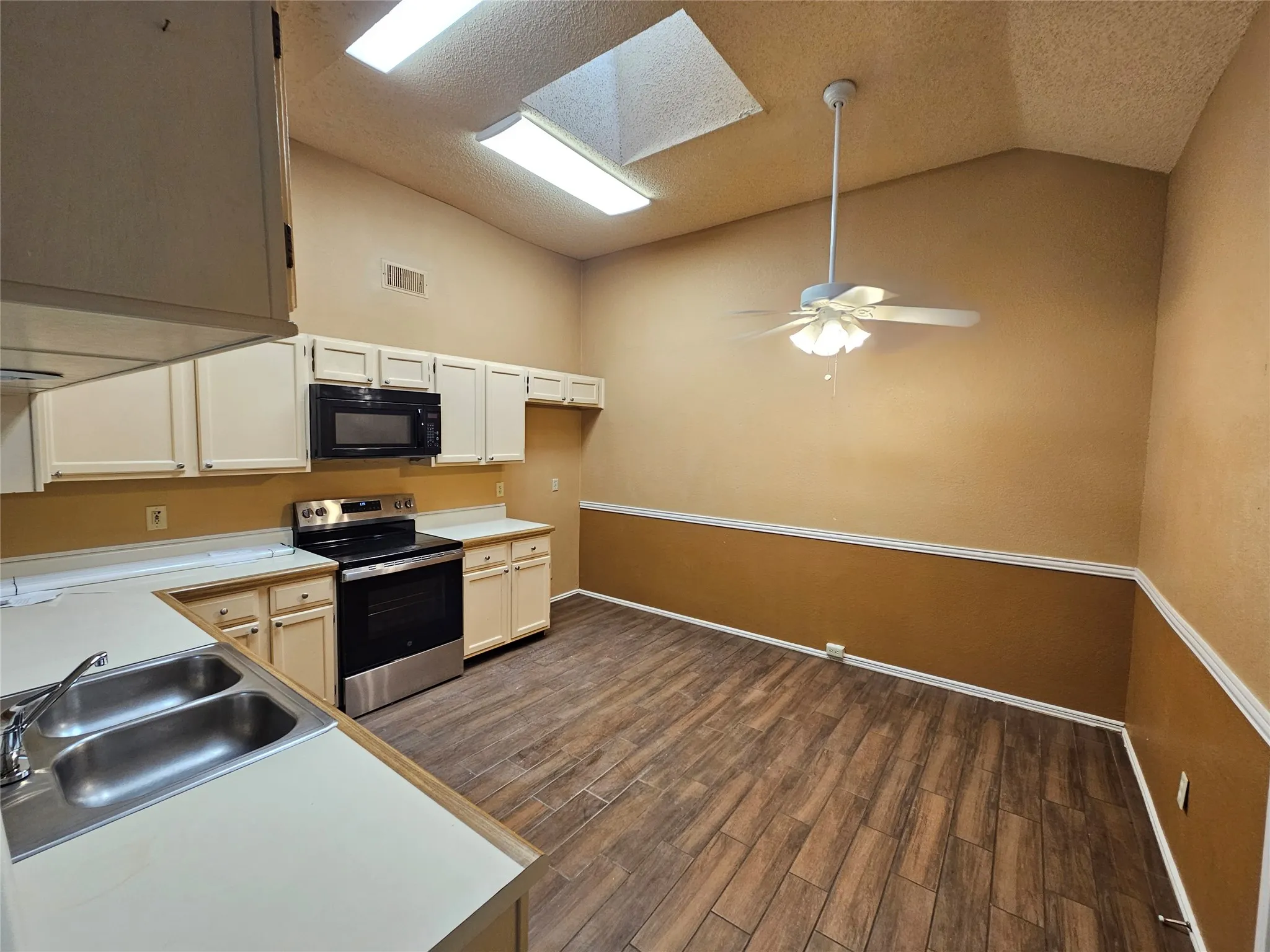 Single Family Residence For Sale in Dallas County , 245 Willingham Drive, Coppell, Texas 75019, 3 Bedroom, 2 Bathroom, 1 Garage spaces, 1,190 Sqft, built in 1985, mls#21324441, Real Estate Agent in Coppell, Homes For Sale in Dallas county, Homes For Sale in Coppell, Realtor in Coppell Texas, Real Estate Brokerage Independent Realty Texas, Luminita Cordes Realtor