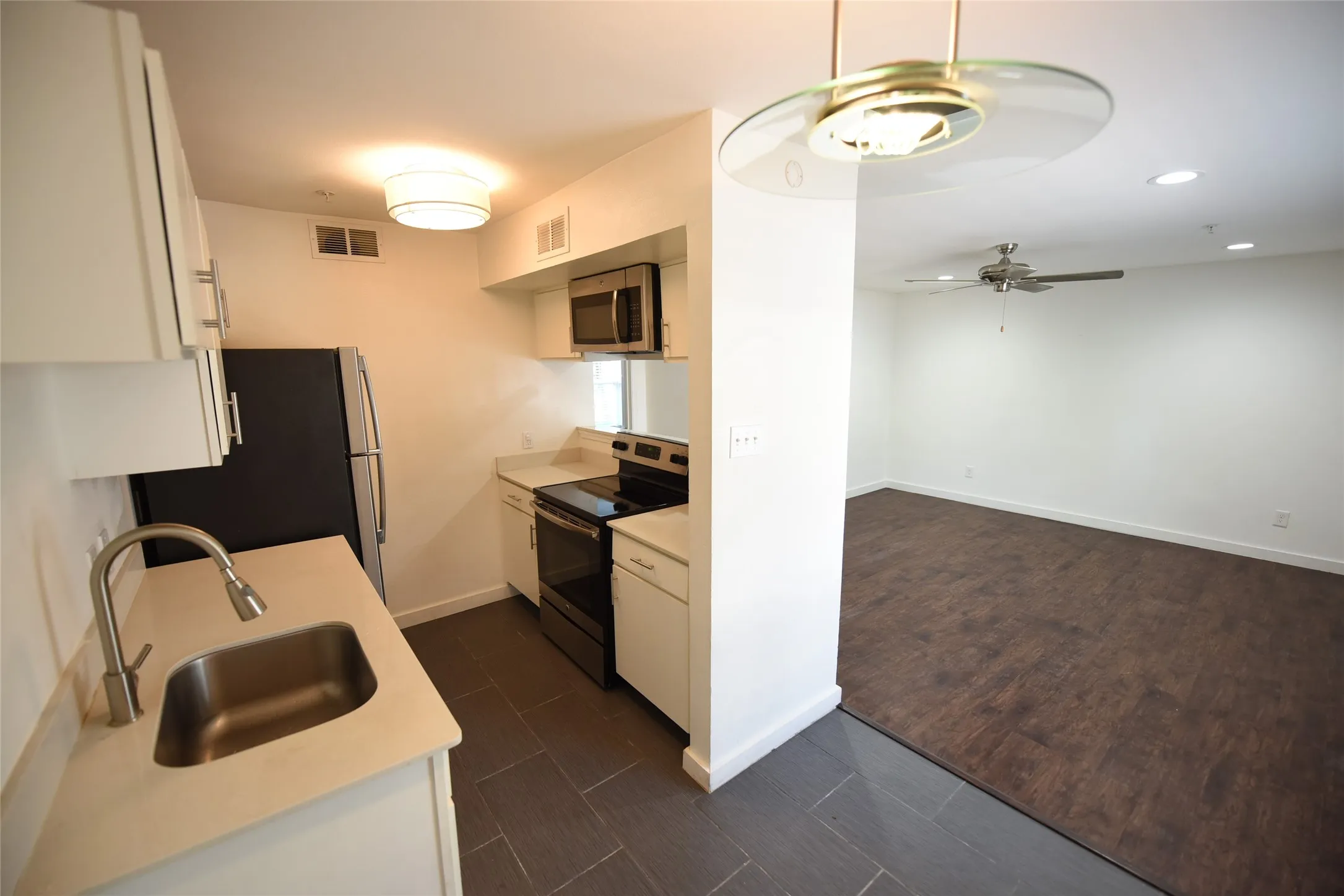 Apartment For Rent in Dallas County , 5404 Reiger Avenue 203, Dallas, Texas 75214, 1 Bedroom, 1 Bathroom, Garage spaces, 614 Sqft, built in 1986, mls#21323812, Real Estate Agent in Dallas, Homes For Rent in Dallas county, Homes For Rent in Dallas, Realtor in Dallas Texas, Real Estate Brokerage Independent Realty Texas, Luminita Cordes Realtor