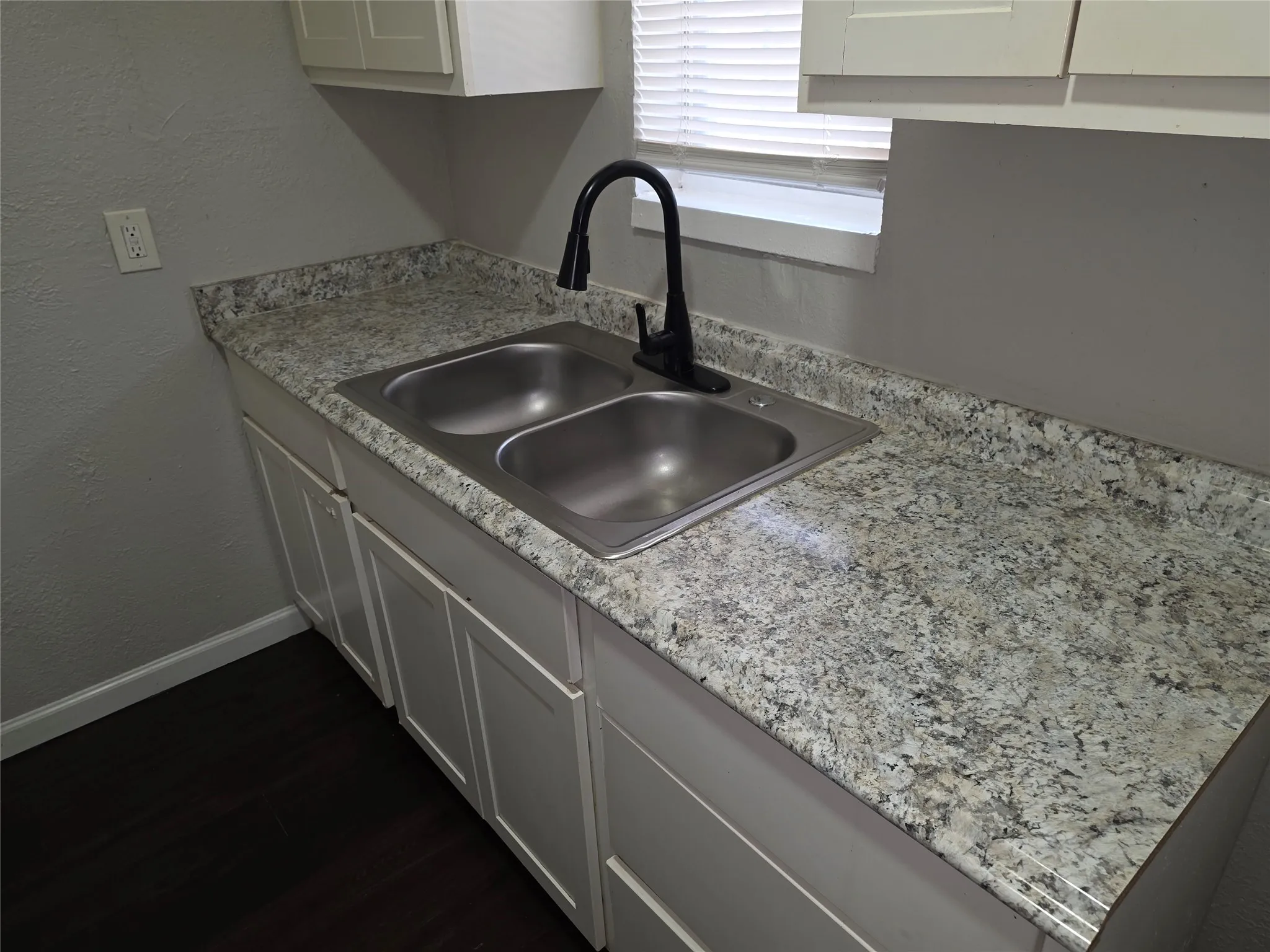 Apartment For Rent in Dallas County , 3910 Polly Street 203, Dallas, Texas 75210, 2 Bedroom, 1 Bathroom, 1 Garage spaces, 2,170 Sqft, built in 1961, mls#21326664, Real Estate Agent in Dallas, Homes For Rent in Dallas county, Homes For Rent in Dallas, Realtor in Dallas Texas, Real Estate Brokerage Independent Realty Texas, Luminita Cordes Realtor