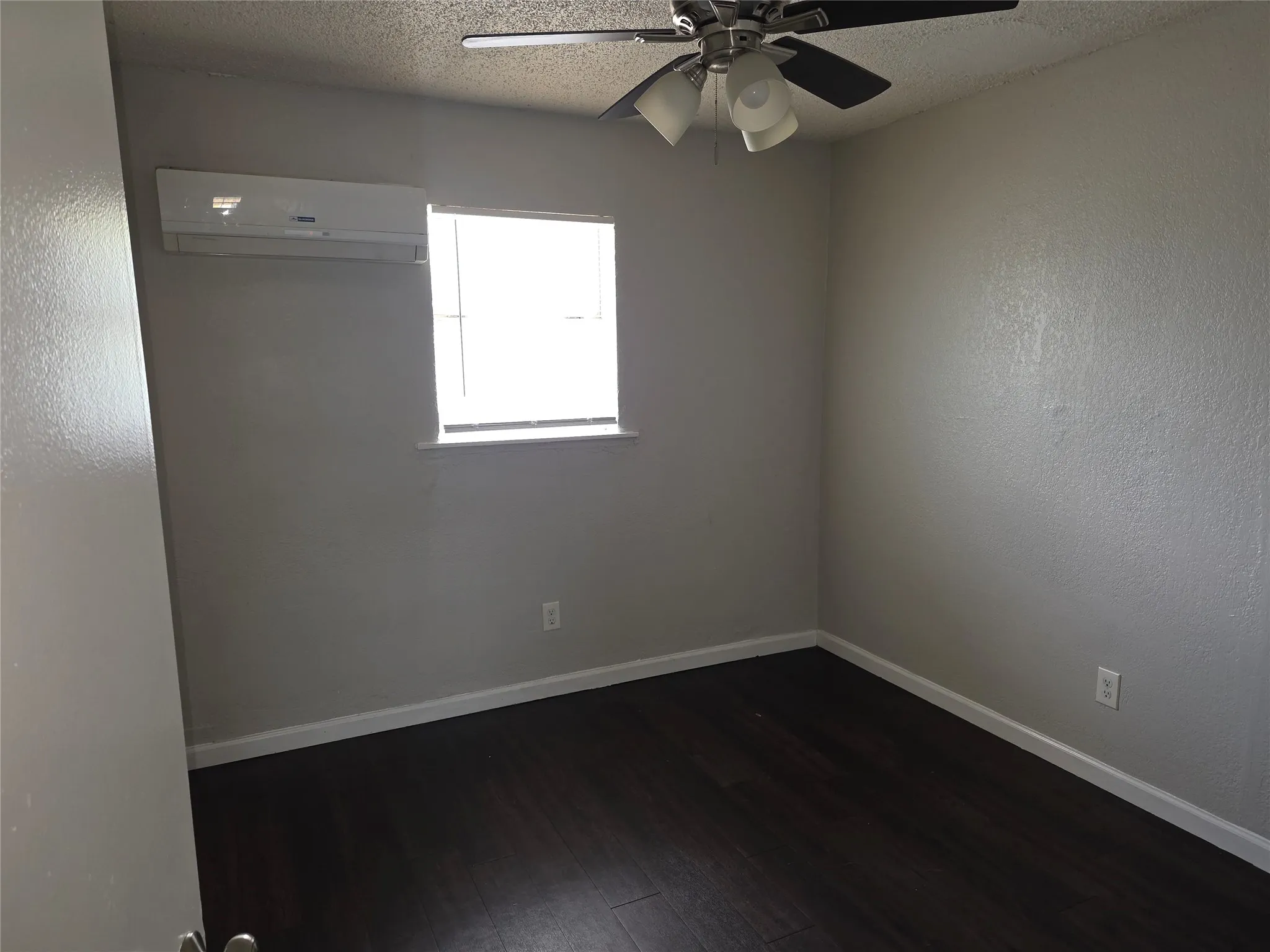 Apartment For Rent in Dallas County , 3910 Polly Street 203, Dallas, Texas 75210, 2 Bedroom, 1 Bathroom, 1 Garage spaces, 2,170 Sqft, built in 1961, mls#21326664, Real Estate Agent in Dallas, Homes For Rent in Dallas county, Homes For Rent in Dallas, Realtor in Dallas Texas, Real Estate Brokerage Independent Realty Texas, Luminita Cordes Realtor