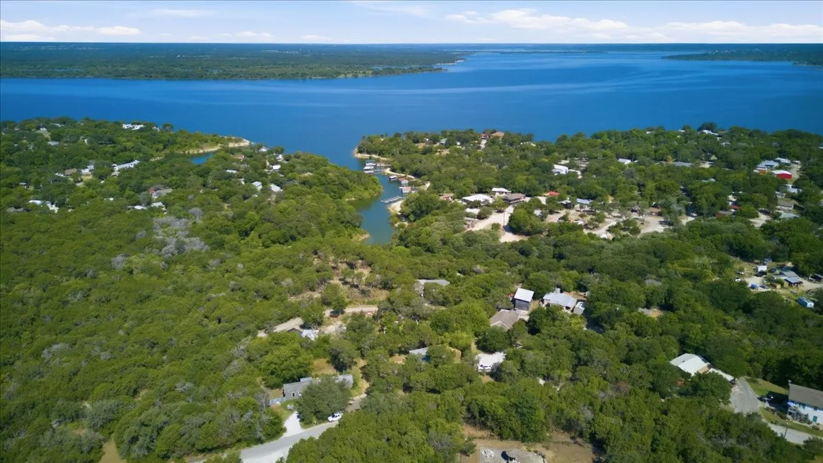 Single Family Residence For Sale in Hill County , 209 Timberline Drive, Whitney, Texas 76692, 3 Bedroom, 2 Bathroom, Garage spaces, 1,280 Sqft, built in 0, mls#21326116, Real Estate Agent in Whitney, Homes For Sale in Hill county, Homes For Sale in Whitney, Realtor in Whitney Texas, Real Estate Brokerage Independent Realty Texas, Luminita Cordes Realtor