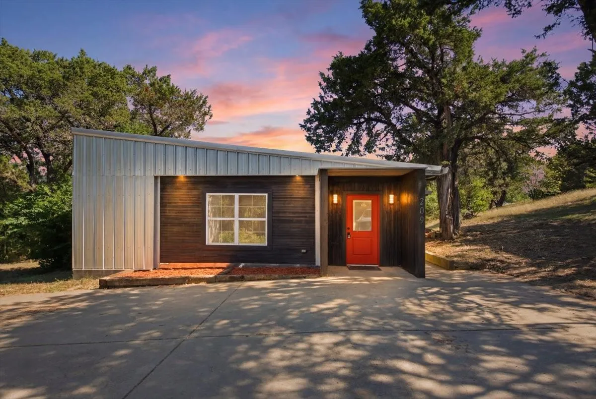 Single Family Residence For Sale in Hill County , 209 Timberline Drive, Whitney, Texas 76692, 3 Bedroom, 2 Bathroom, Garage spaces, 1,280 Sqft, built in 0, mls#21326116, Real Estate Agent in Whitney, Homes For Sale in Hill county, Homes For Sale in Whitney, Realtor in Whitney Texas, Real Estate Brokerage Independent Realty Texas, Luminita Cordes Realtor